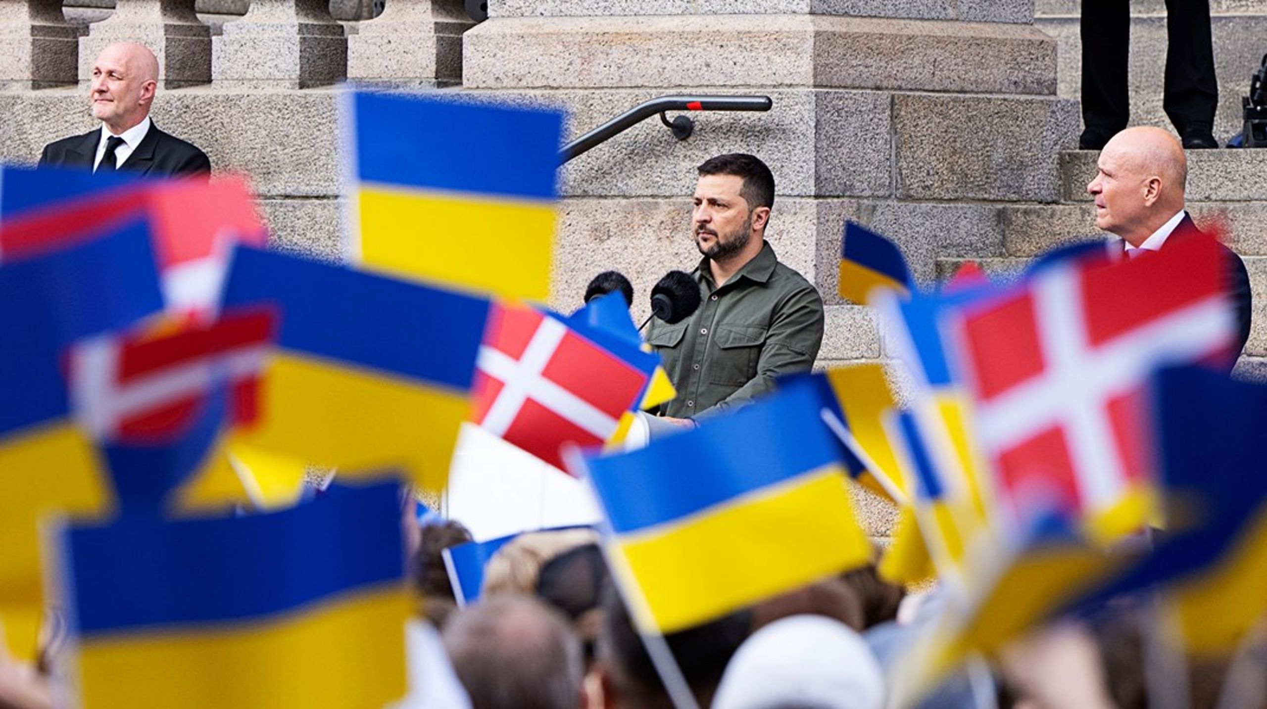 Ukraines præsident, Volodymyr Zelenskyj, talte mandag til den danske befolkning på trappen foran Christiansborg. Her lovpriste han den danske støtte i løbet af krigens forløb og udtrykte ønske om at vende tilbage og skåle for en sejr.&nbsp;