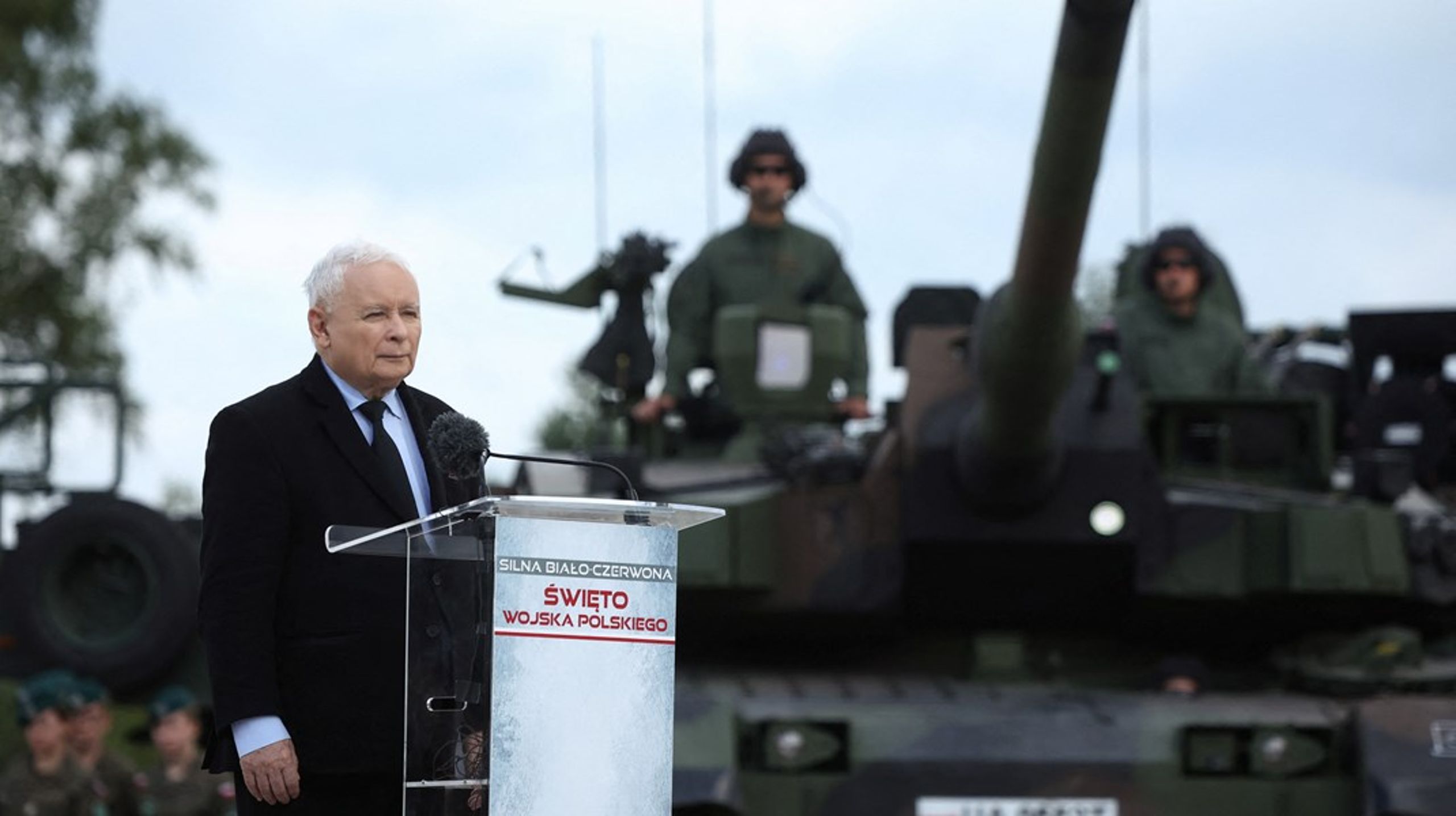 Jarosław Kaczyński taler ved en militærparade i august. Selv om Andrzej Duda er præsident, er det&nbsp;Kaczyński, der som leder af partiet Lov og Retfærdighed (PiS) reelt kontrollerer den politiske magt i Polen.&nbsp;