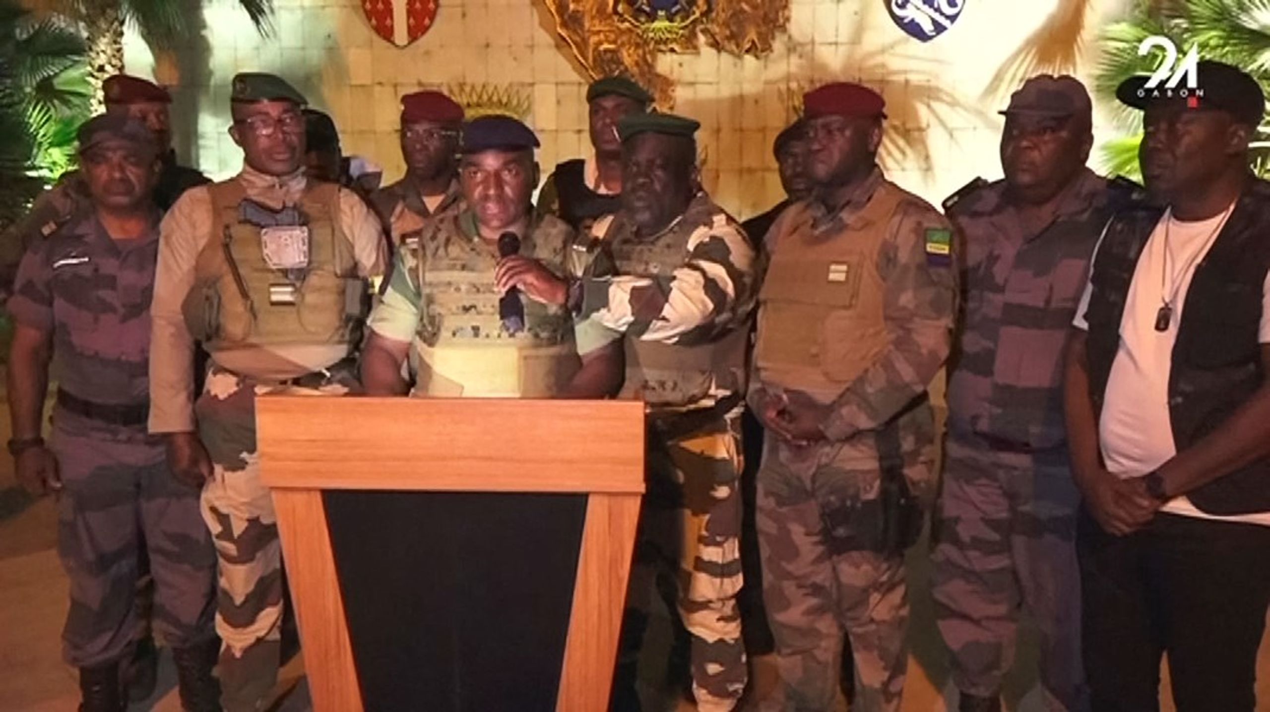 Gabonesisk tv tidligt onsdag morgen: 12 soldater meddeler, at alle offentlige institutioner&nbsp;er opløst, og at weekendens valgresultat er annulleret.&nbsp;