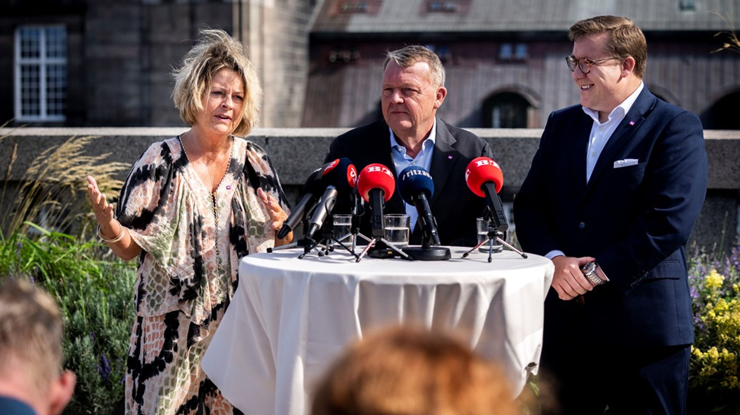 Fredag præsenterede Lars Løkke Rasmussen sine to topkandidater til Europa-Parlamentet. Det bliver den tidligere erhvervsleder Stine Bosse (t.v.) som skal stå øverst på stemmesedlen til fordel for Løkkes egen søn, Bergur Løkke Rasmussen (t.h.).