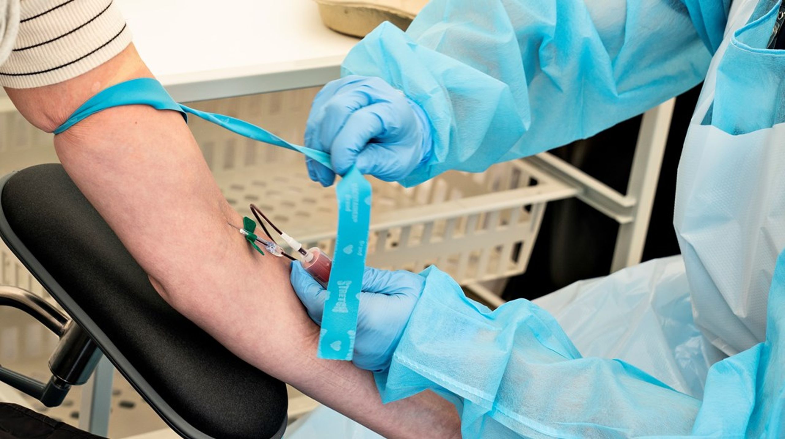 Forskere ved&nbsp;Arbejds- og Miljømedicinskafdeling ved Bispebjerg og Frederiksbergs Hospital har undersøgt mere end 18.000 blodprøvers indhold af skadelige PFAS-stoffer.