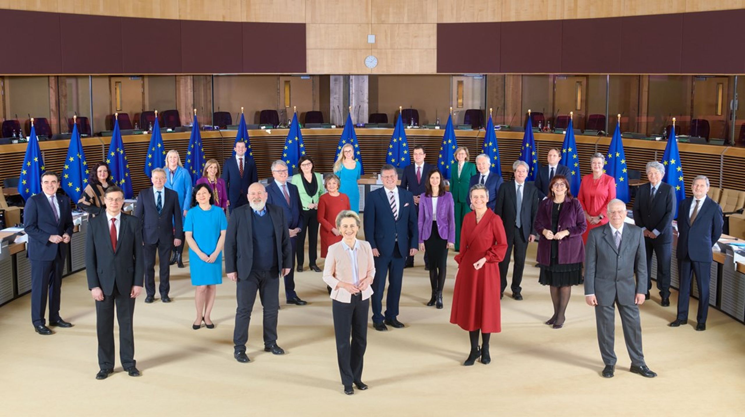 Ursula von der Leyens to ledende næstformænd, Frans Timmermans og Margrethe Vestager (til venstre og højre for hende på billedet her), har nu begge forladt EU-Kommissionen.