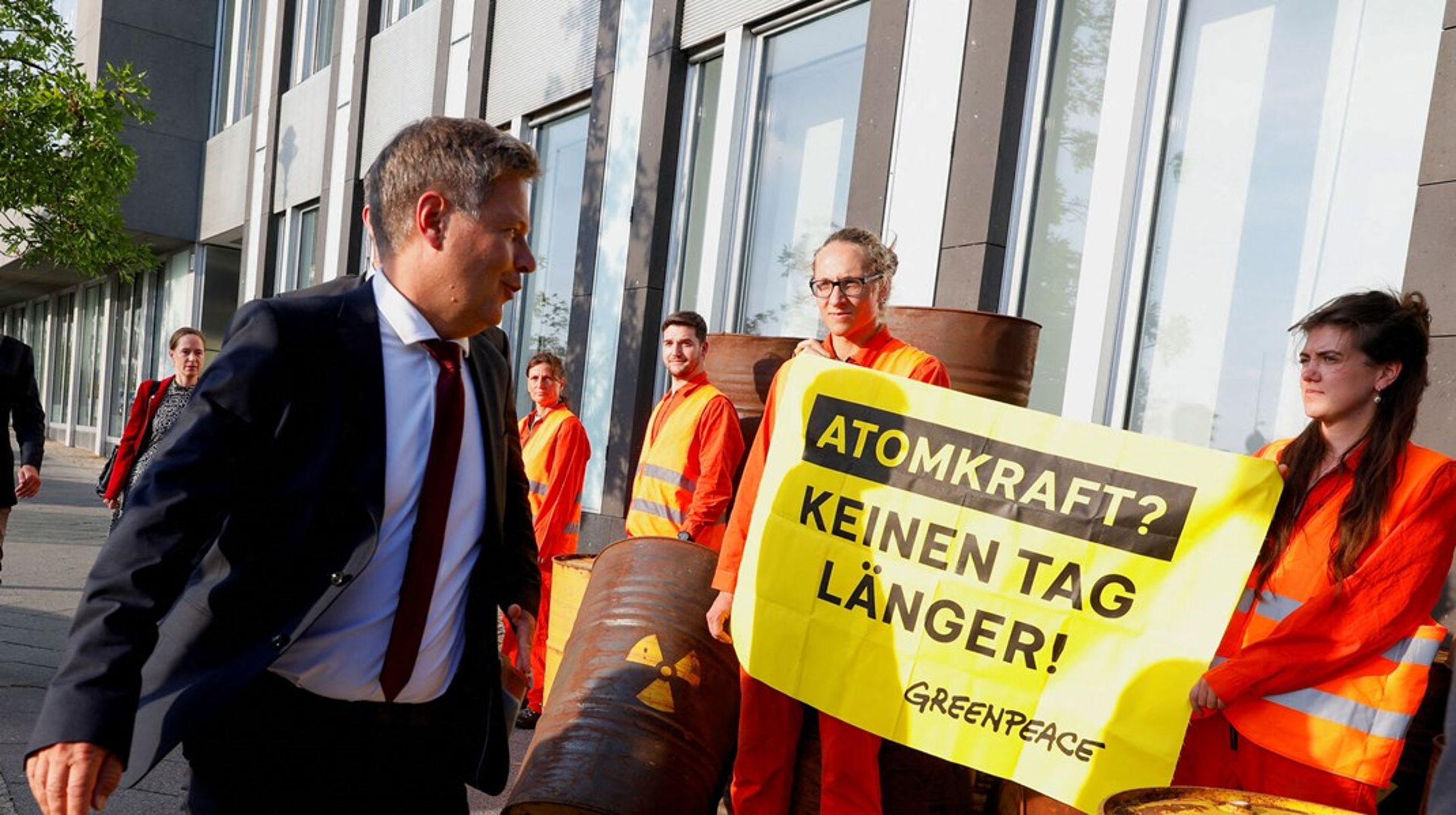 "Atomkraft? Ikke en dag længere", lød det fra Greenpeace-demonstranter i Berlin sidste år. Nye atomkraftteknologier kan måske i fremtiden bløde miljøorganisationens skepsis op, lyder det nu.&nbsp;