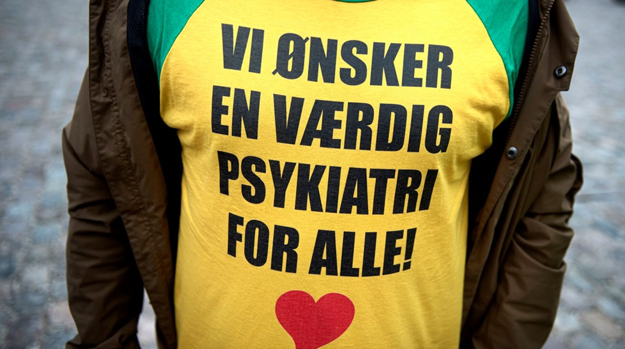Aktivistgruppen VærdigPsykiatriForAlle demonstrerer på Christiansborg Slotsplads 22. oktober 2019. Nu er der afsat 4,3 milliarder årligt til psykiatrien med den nye finanslov, men penge er langt fra nok, skriver forskningsprofessor Jakob Kjellberg.