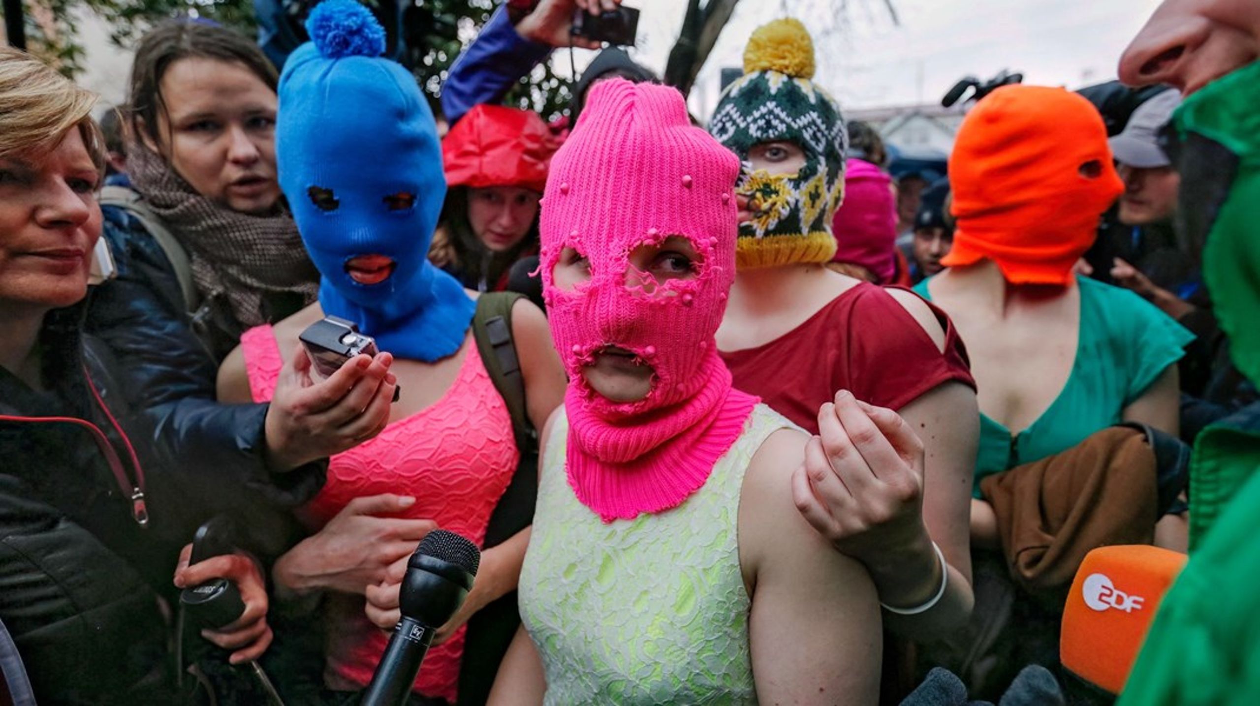 Pussy Riot er blevet kendt for deres&nbsp;aktioner,
der ofte opstår pludseligt i det offentlige rum, hvor de iført farvestrålende
tøj og forklædninger udfordrer lov og orden med deres protestsange og slogans.&nbsp;