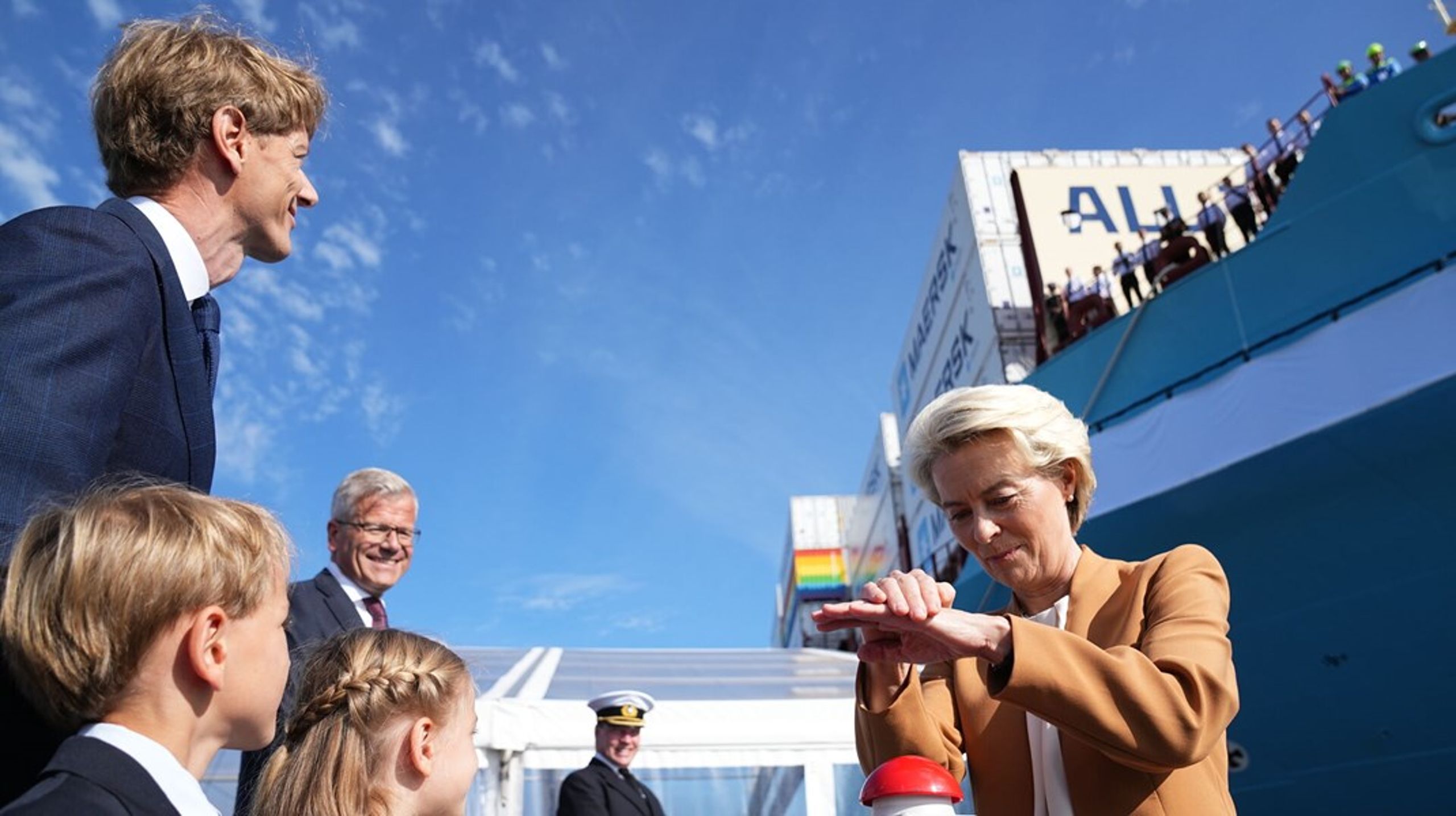 "Mens du sejler på verdens have, lad din rejse være rolig, dine opgaver succesfulde. Jeg ønsker dig god fart," sagde EU-Kommissionsformand Ursula von der Leyen, inden hun trykkede på den røde knap.