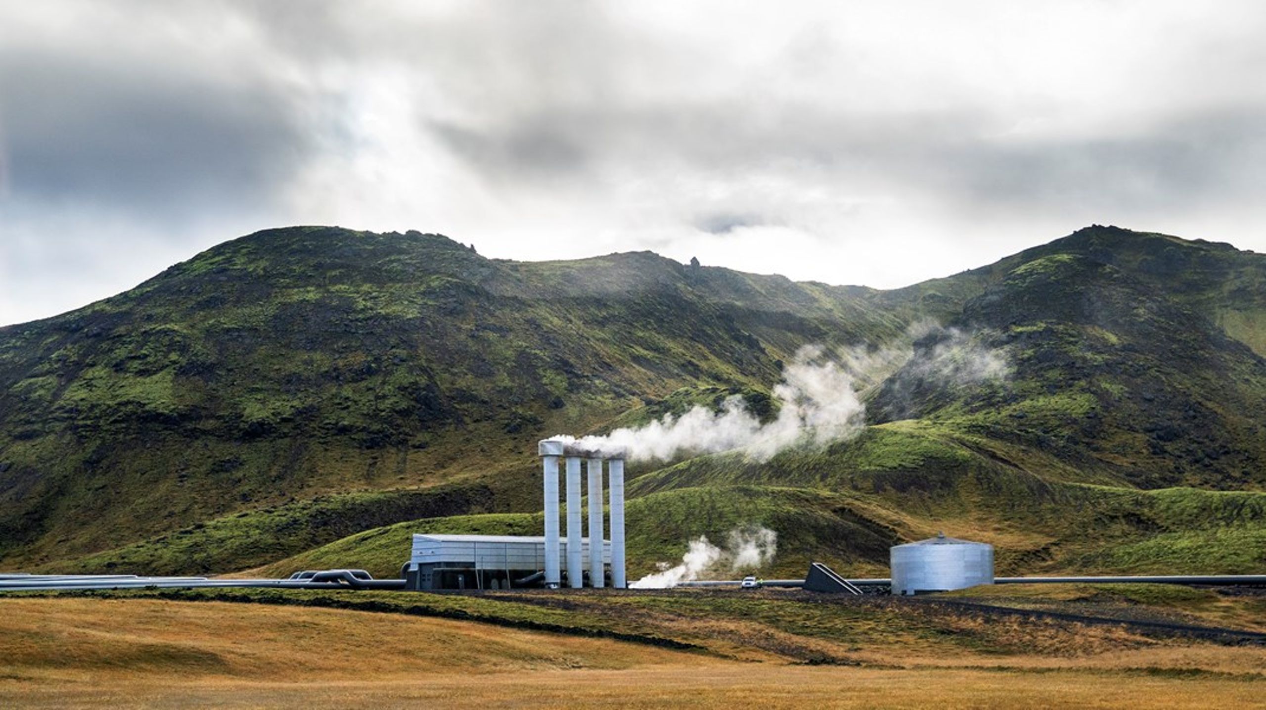 Opgaven er dog ikke umulig. På Island har man demonstreret anlæg, der kan fange 4.000 tons om året, og er ved at bygge et nyt anlæg, der årligt kan fange 36.000 tons, skriver Karsten Capion. Her ses et af de islandske&nbsp;CarbFix anlæg.&nbsp;