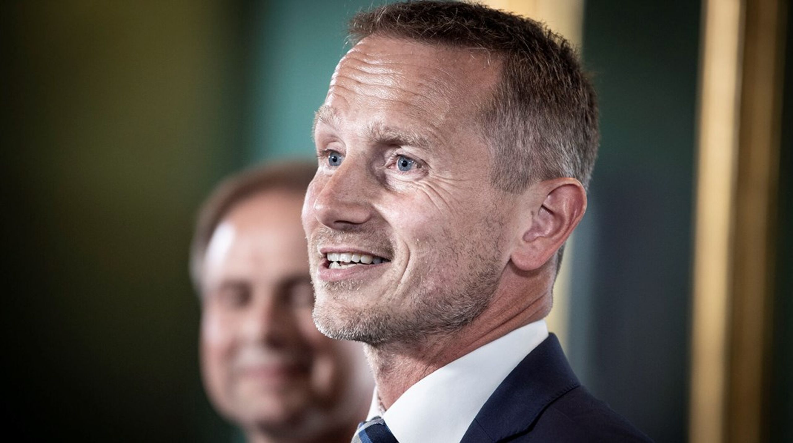 Den afgående finansminister Kristian Jensen med den nye finansminister Nicolai Wammen i baggrunden ved ministeroverdragelsen i juni 2019.&nbsp;