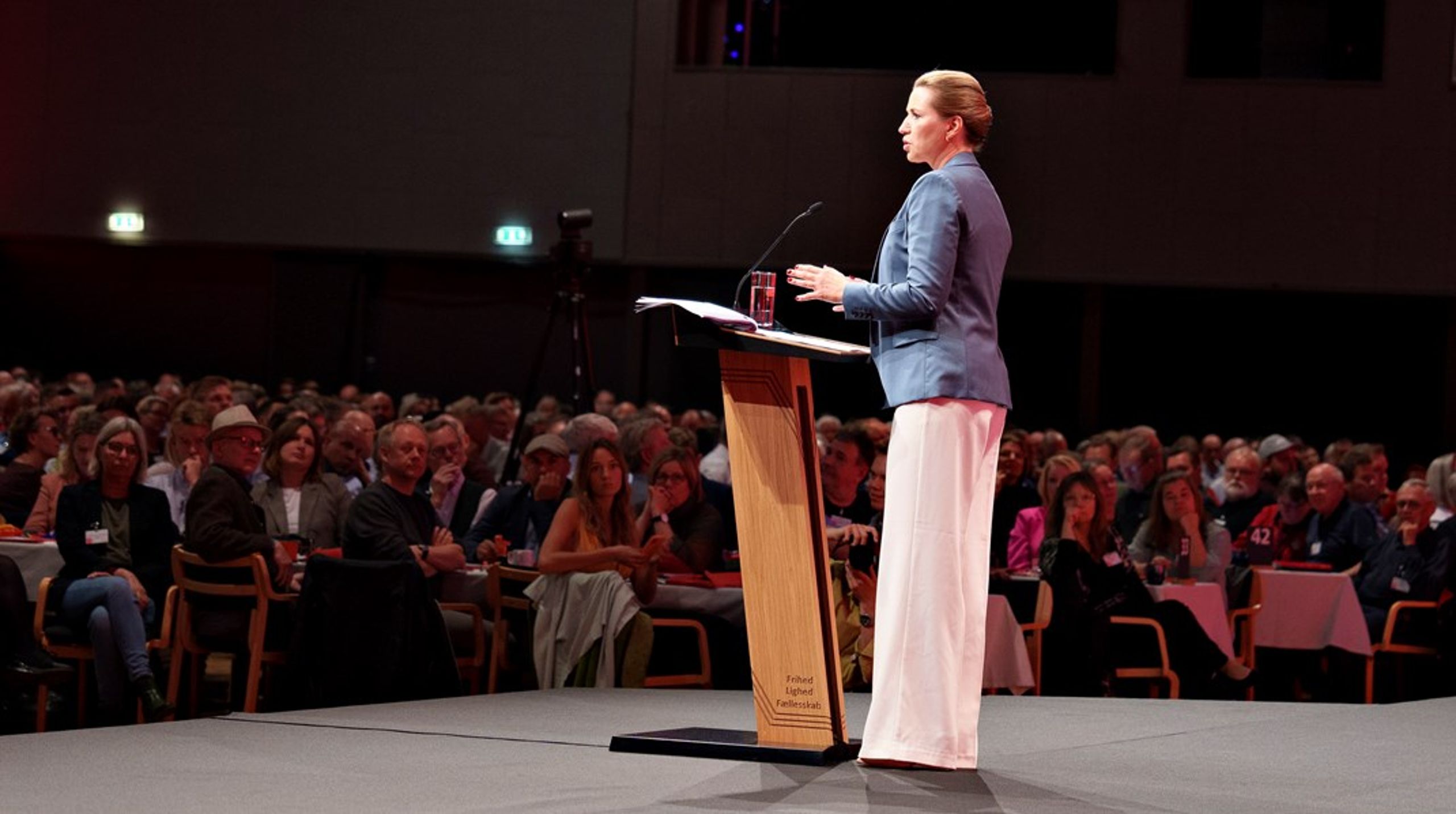 23. og 24. september samles Socialdemokratiet til sin årlige partikongres. Det er første gang, at Mette Frederiksen skal tale til sit bagland med uro i geledderne, vurderer Altingets politiske kommentator.