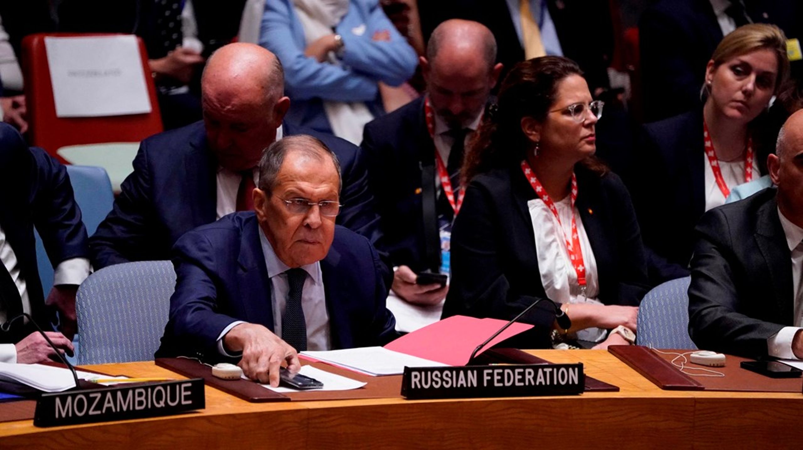 Udenrigsminister Sergei Lavrov er den højest rangerede russer på FN's generalforsamling i år. Udtalelser om verdensmål er uddelegeret til vicepræmierminister Alexey Overchuk. Putin er derhjemme, og det samme er Xi, Macron og Sunak.&nbsp;
