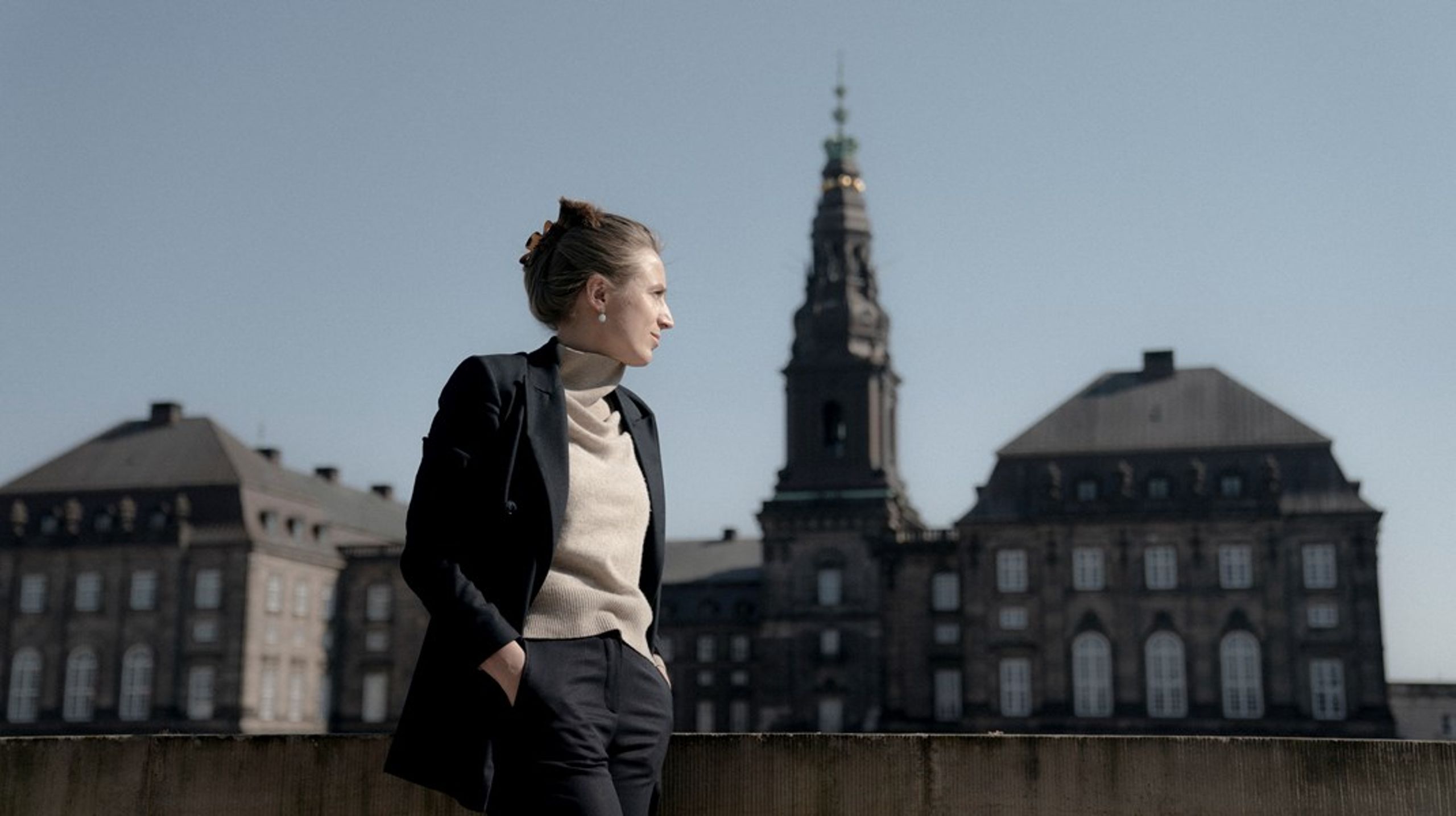 Theresa Scavenius er en grøn mediedarling og en populær debattør, men hun står nu mutters alene på Christiansborg, forvist til et kontor langt fra både indflydelse og dem, der er hende politisk nærmest, skriver Morten Reimar.