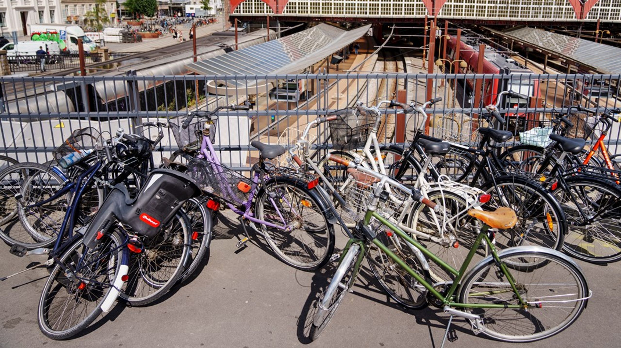 Cyklistforbundet er enig i, at København bør overveje at skabe en balance mellem cykler og biler, så ingen føler sig forfordelt.&nbsp;For i dag er bare&nbsp;syv&nbsp;procent af de offentlige gadearealer tildelt cyklisterne, som står for 25-30 procent af transporten, skriver Erik Hjulmand.
