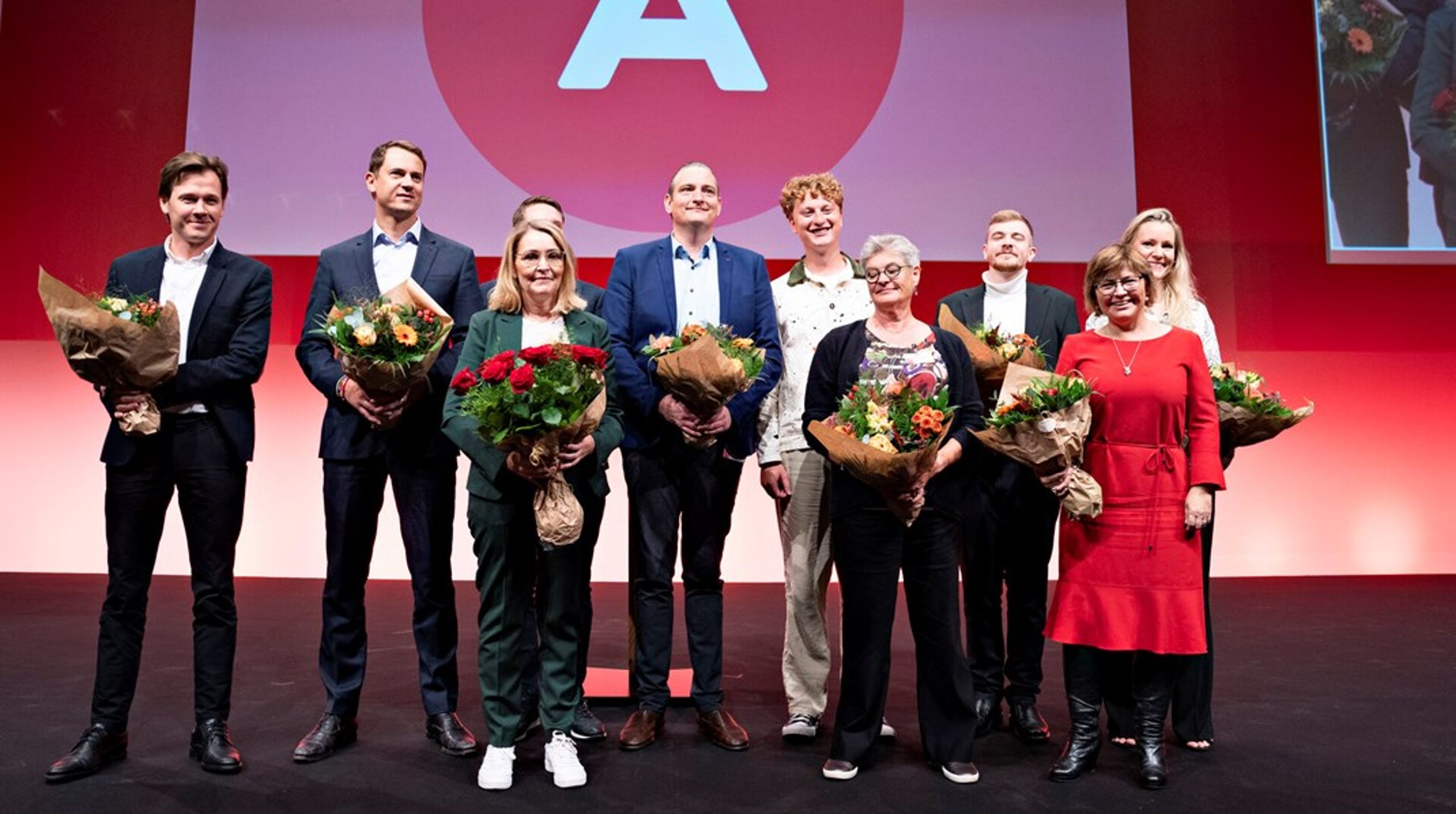 Christel Schaldemose (<i>forrest i midten red.</i>) bliver endnu en gang opstillet for Socialdemokratiet ved et valg til Europa-Parlamentet.<br>