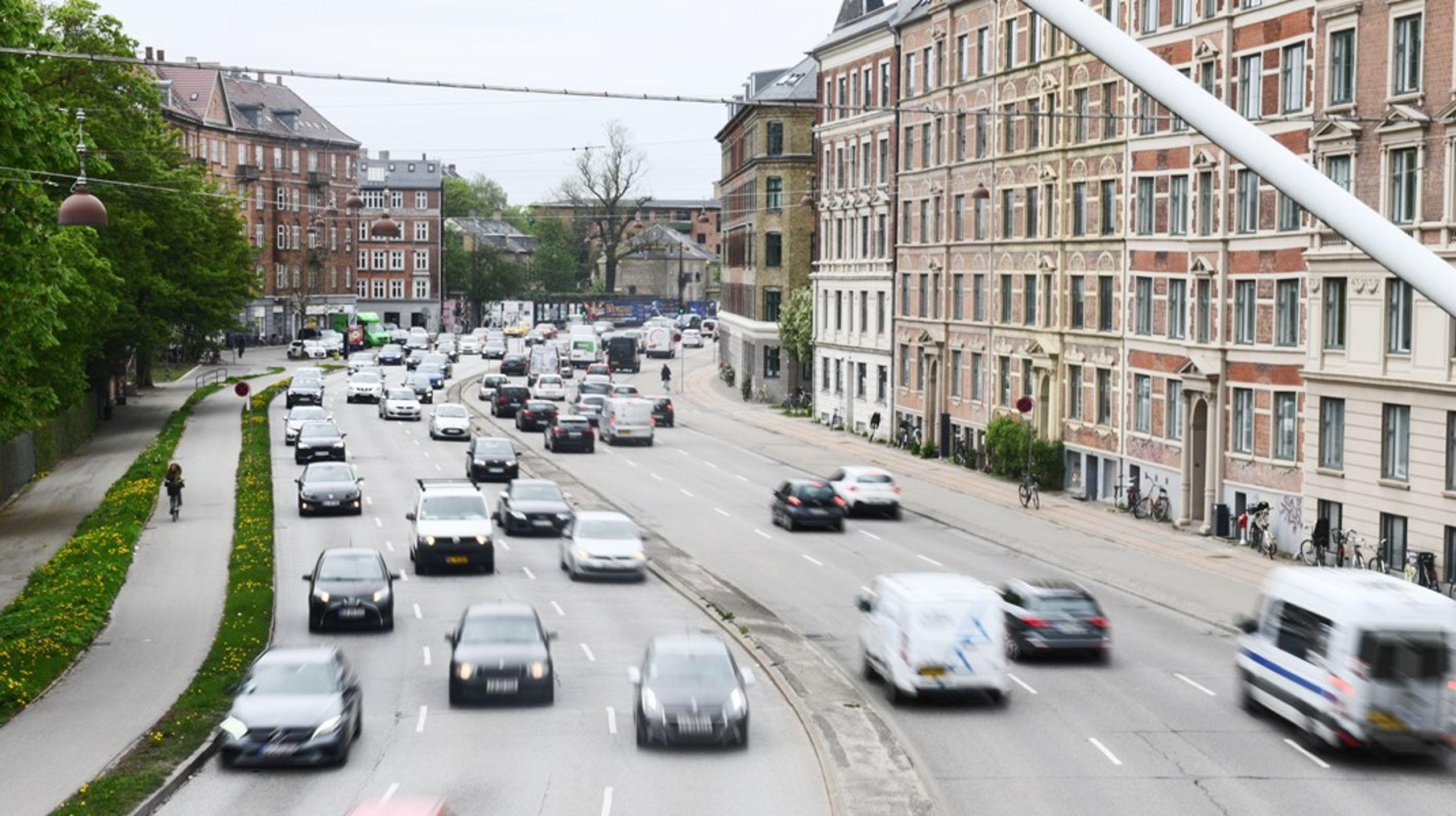 Københavnere, som skal rådgive politikerne om lokalpolitik ønsker færre biler i byen. Men Københavns kommune har netop vedtaget et budget som afsætter et tocifret millionbeløb til erstatningsparkeringspladser. Det giver god mening, siger overborgmester Sophie Hæstorp Andersen (S).