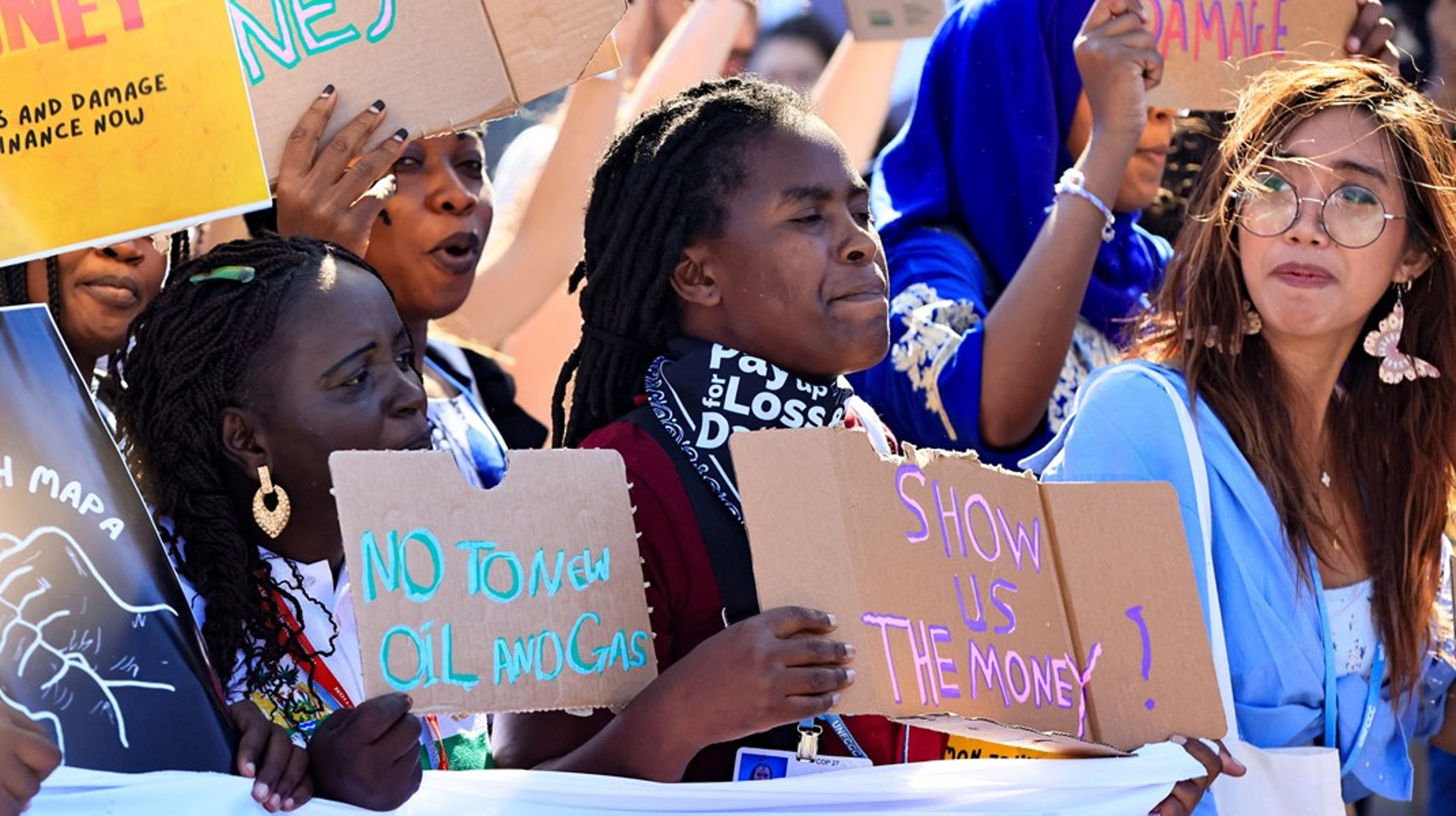 Klimaaktivister i protest foran COP27 sidste år. I slutningen af november løber COP28 af stablen – denne gang i Dubai.<br>