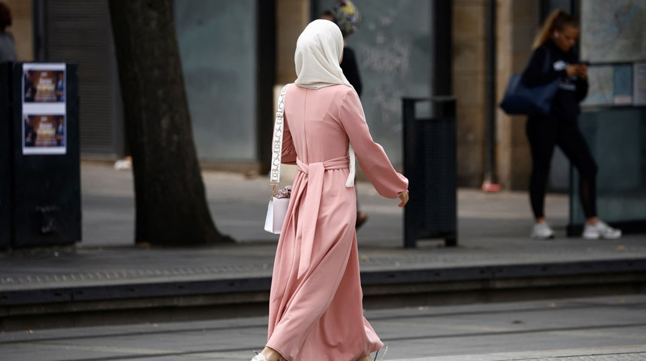 Abaya-kjolen stammer oprindeligt fra Mellemøsten og blevet forbudt i franske skoler. Det er dog blevet diskuteret, om kjolen overhovedet kan kategoriseres som religiøs.