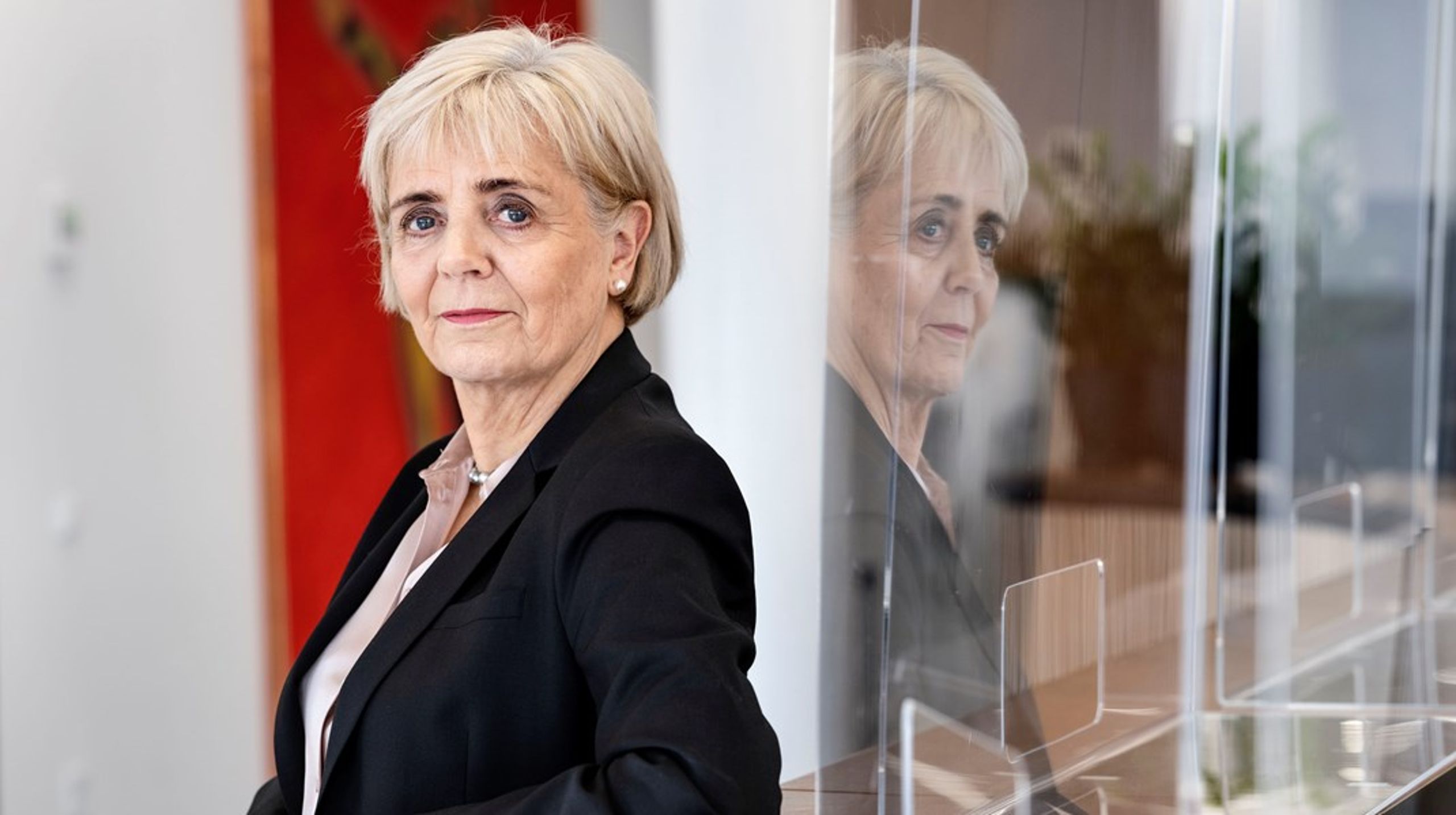 Frøsig har arbejdet i Sydbank siden 1994 og har været en del af bankens direktion siden 2008. Hun har været administrerende direktør siden 2010.