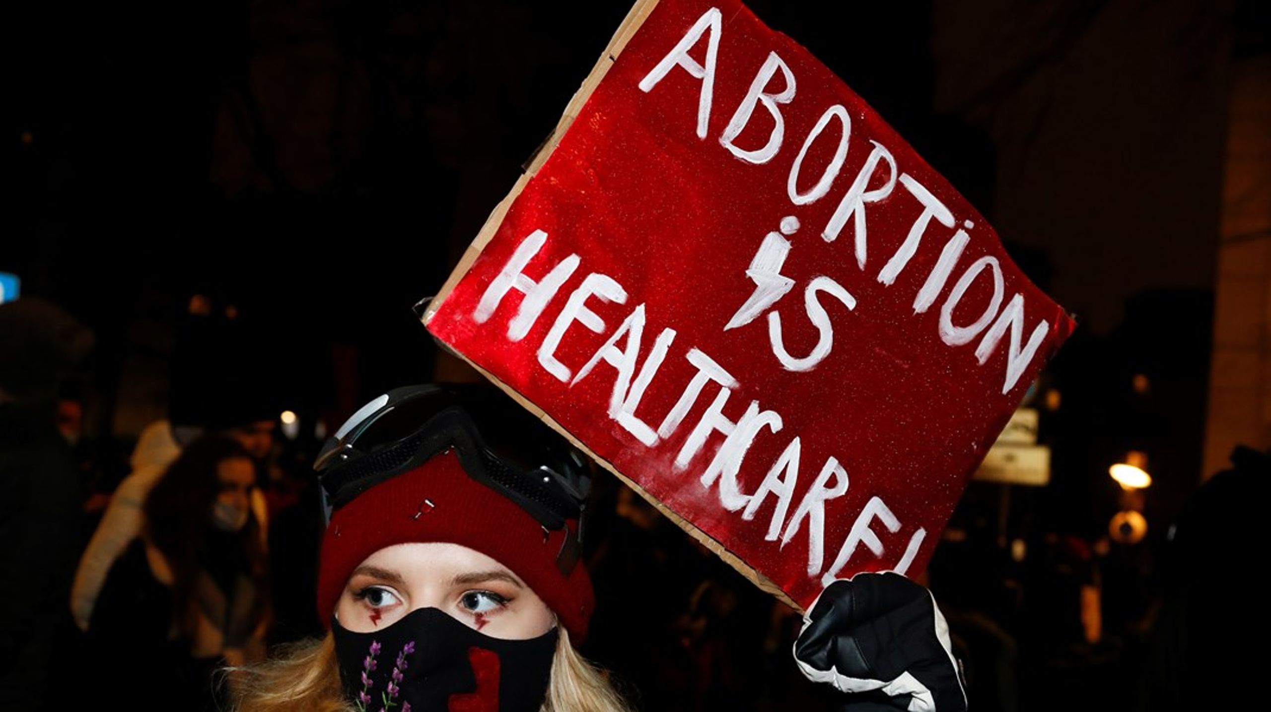 En kvinde demonstrerer imod den polske regerings indskrænkninger af landets abortrettigheder. Kun fire lande i EU har en mere restriktiv abortlovgivning end Danmark. Få overblikket i artiklen.
