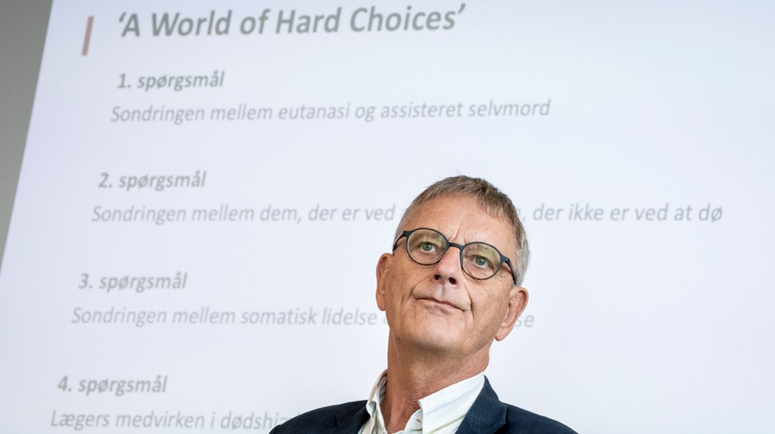 En verden af svære valg. Formand i Etisk Råd, Leif Vestergaard Pedersen, mener, at der er for meget på spil i forhold til vores menneskesyn, hvis aktiv dødshjælp legaliseres.