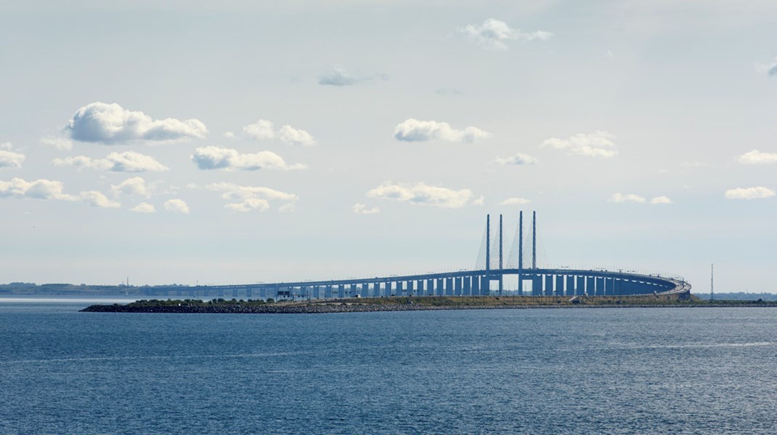 Øresundsbroen, som nu nærmer sig sit 25-års jubilæum, er ikke blot en fysisk forbindelse mellem vores lande. Broen repræsenterer også en vision om frihed. Men trods årtier med øresundsintegration, er udfordringerne desværre stadig mange, skriver&nbsp;Sigrid Friis Frederiksen &amp; Sara Wettergren.&nbsp;