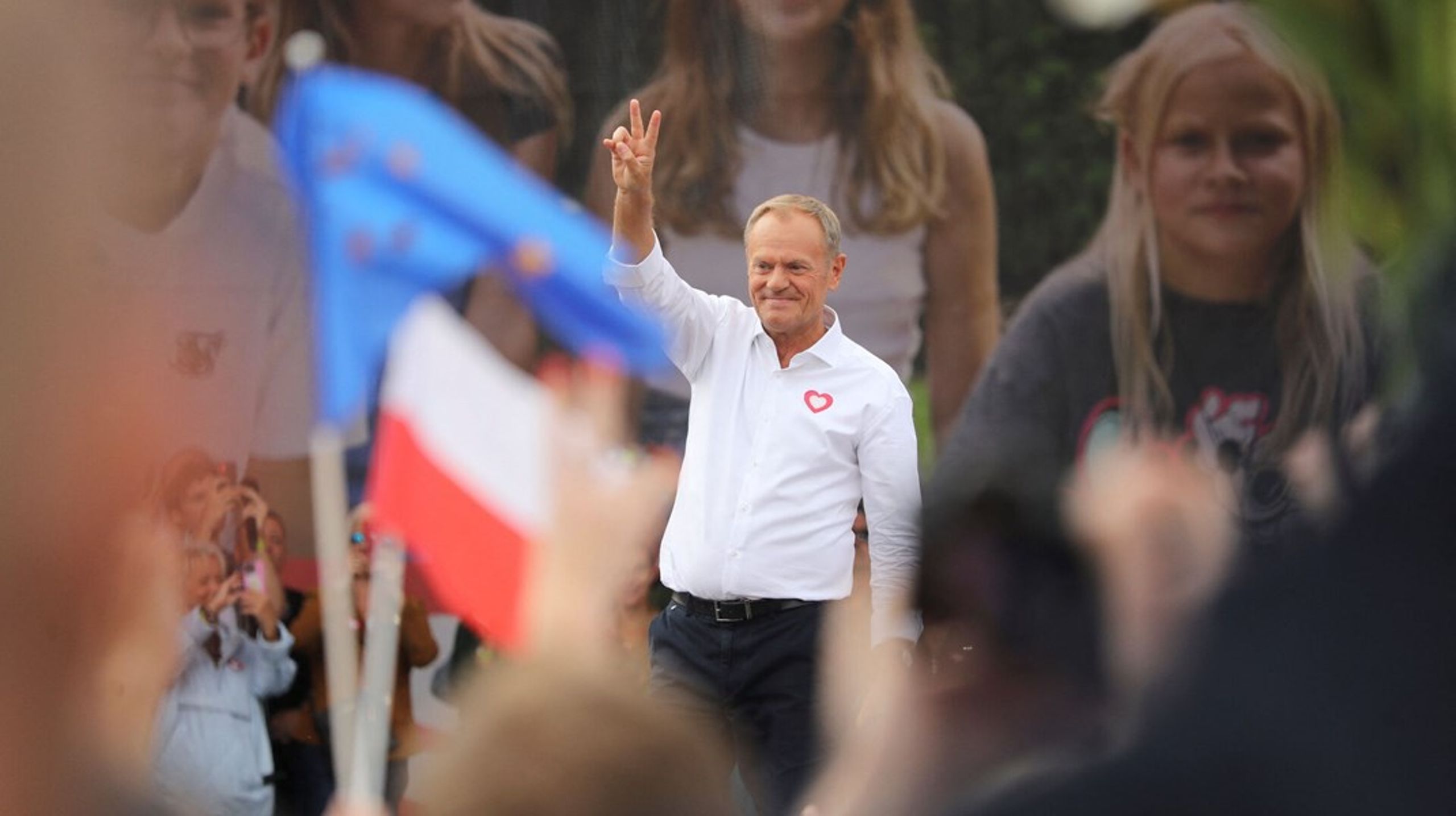 EU's tidligere rådsformand, Donald Tusk, talte foran mange tusinde mennesker i Warszawa for en uge siden. Han håber at vinde magten i Polen ved valget søndag 15. oktober.&nbsp;