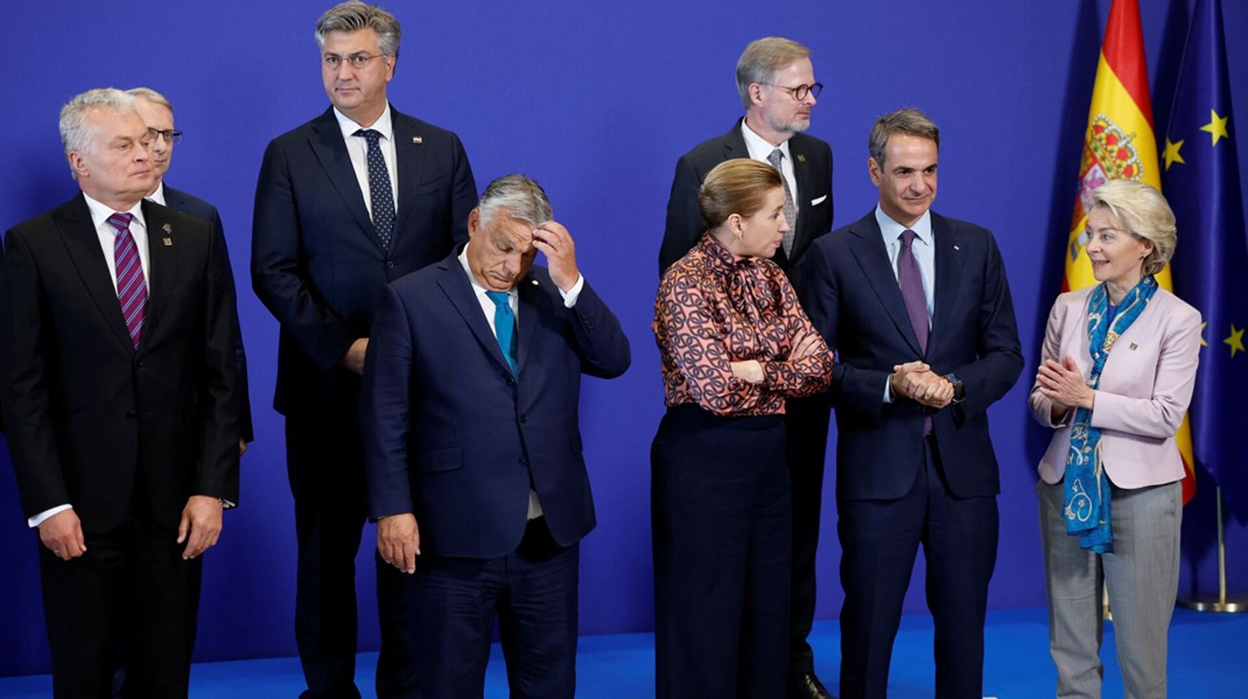 Er det med vilje, at statsminister Mette Frederiksen står med ryggen til Ungarns Viktor Orbán?