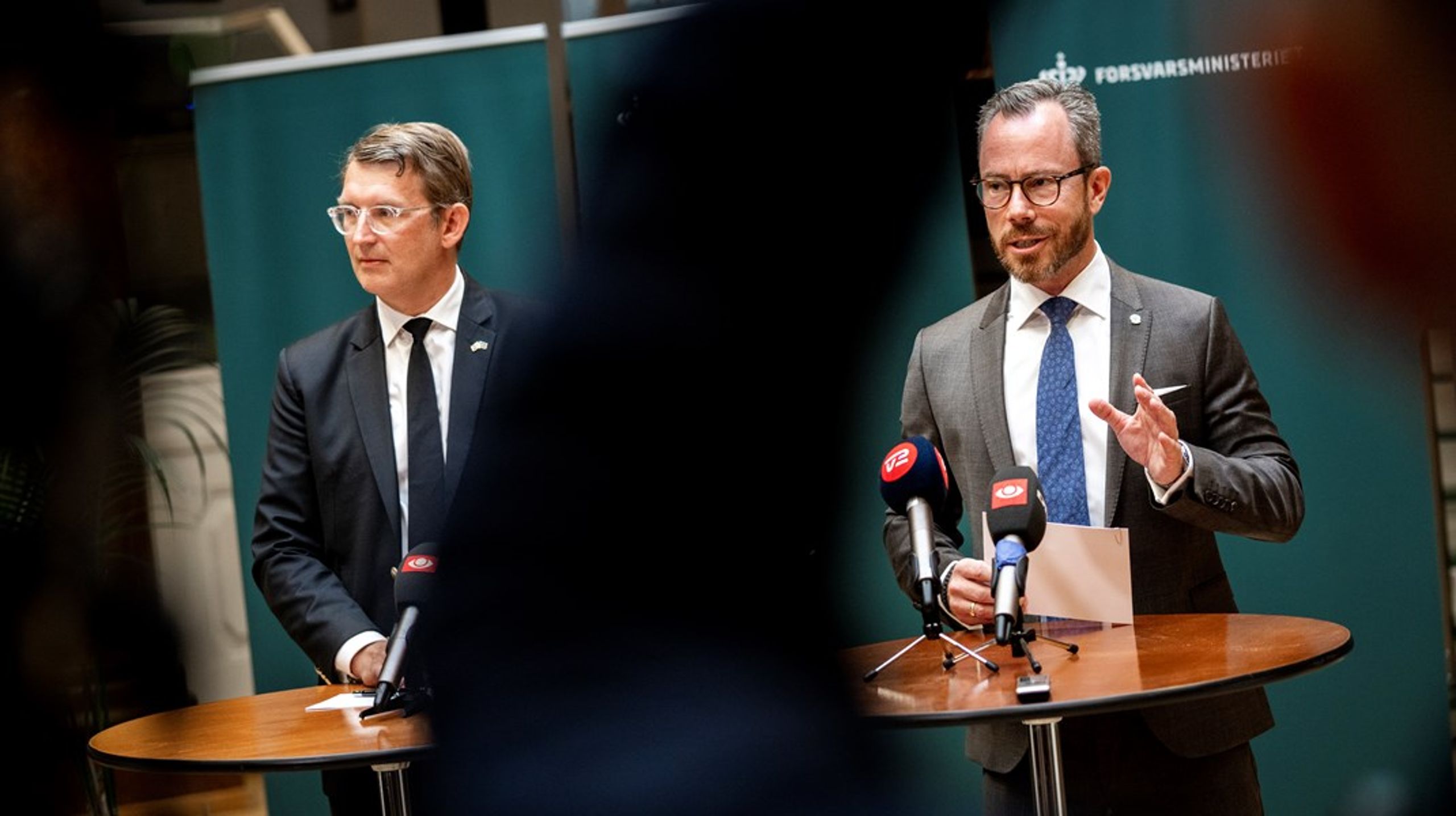 Forsvarsminister Troels Lund Poulsen har de seneste uger afholdt møder med en række partier om tilrettelæggelsen af en uafhængig undersøgelse af blandt andet Jakob Ellemann-Jensens rolle i våbensagen.