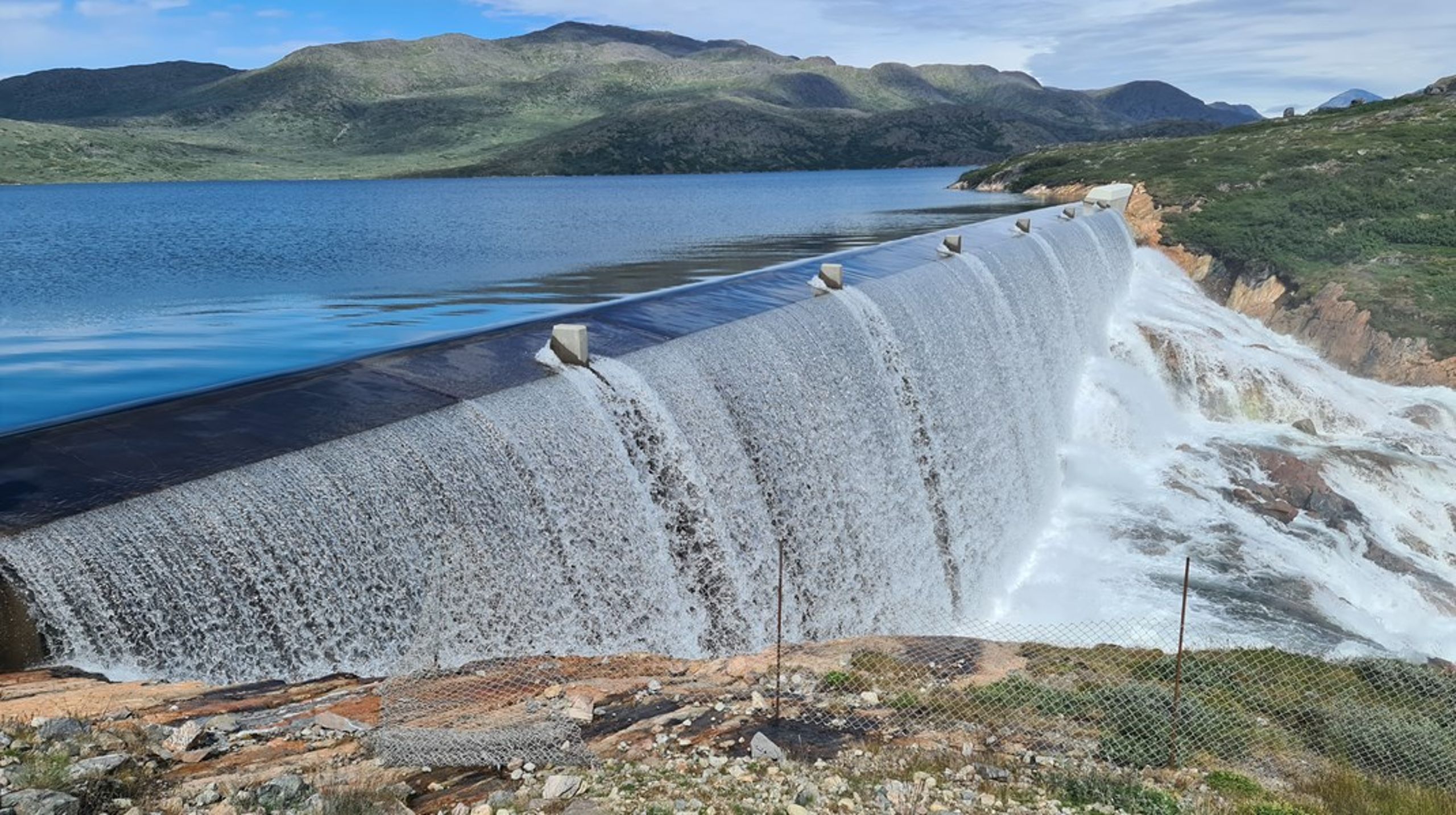 På billedet ses dæmningen ved Qorlortorsuaq vandkraftværk, som leverer energi til Qaqortoq og Narsaq.