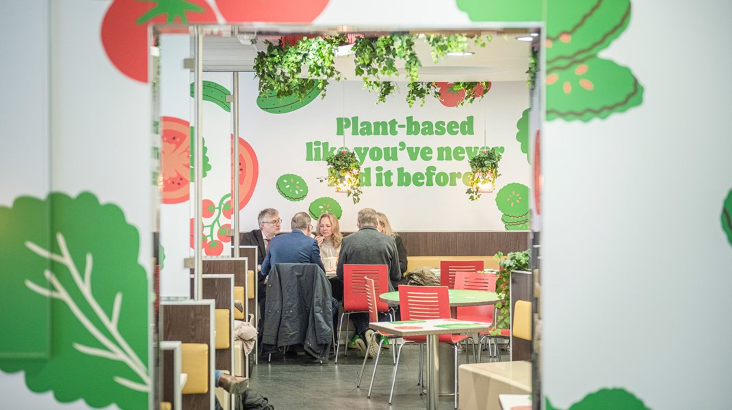 Tidligere på året besøgte fødevareminister Jacob Jensen (V) og ordførerne fra alle tre regeringspartier Burger King for at sætte fokus på de plantebaserede fødevarer. Nu har regeringen lanceret en handlingsplan på området.&nbsp;
