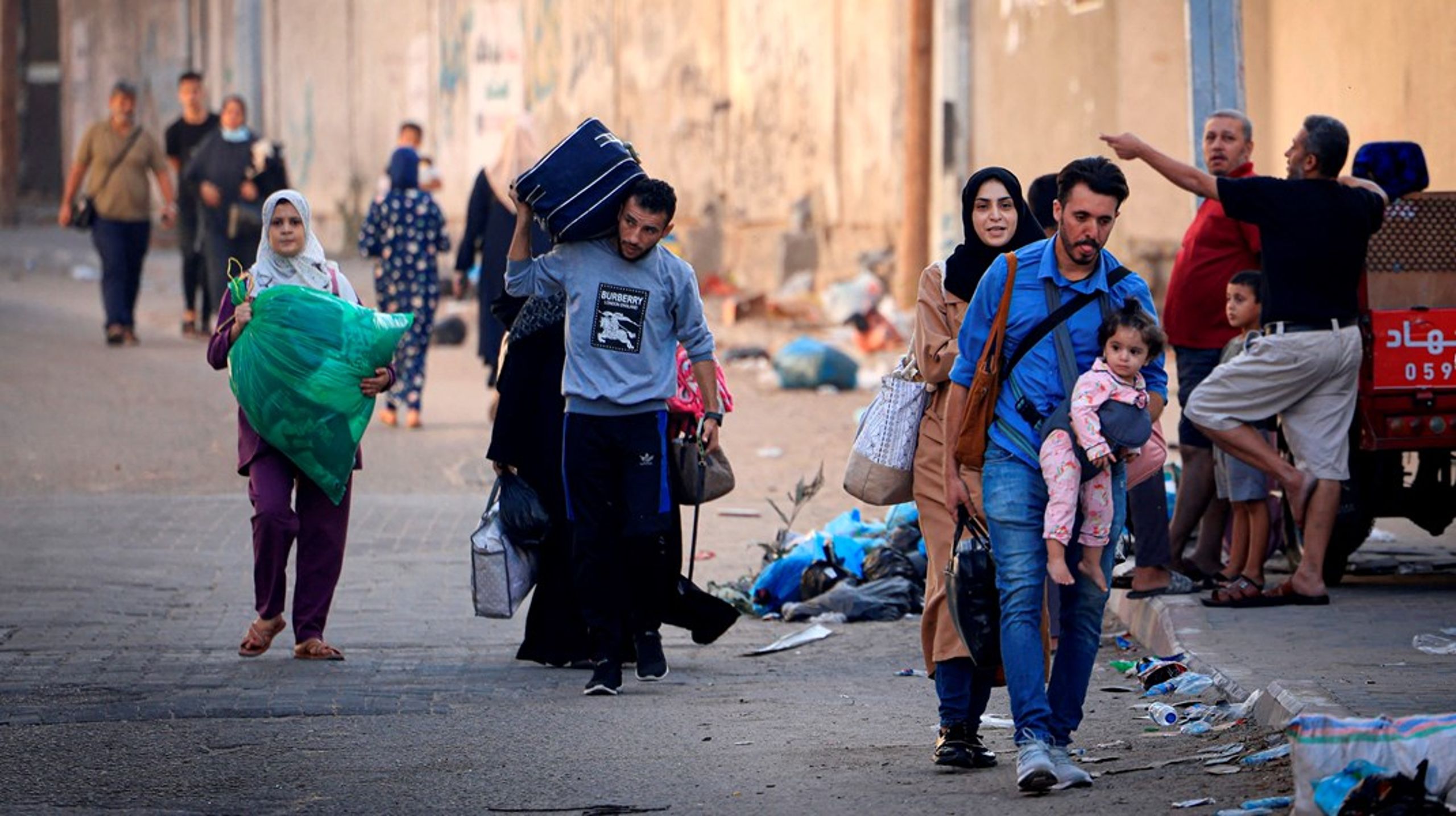 Den palæstinensiske civilbefolkning forsøger i disse dage at overleve under en blokade og søge ly for bomberne fra Israel, mens de er spærret på et område på størrelse med Langeland. Vi&nbsp;kan og skal skelne mellem Hamas og de civile palæstinensere, skriver Anne Sophie Callesen.&nbsp;