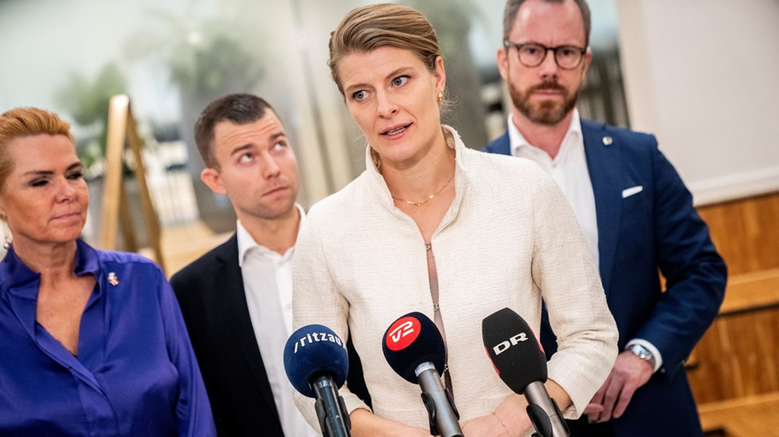 Beskæftigelsesminister Ane Halsboe-Jørgensen (S) fremlagde fredag tre kontanthjælpsaftaler med primært blå partier.