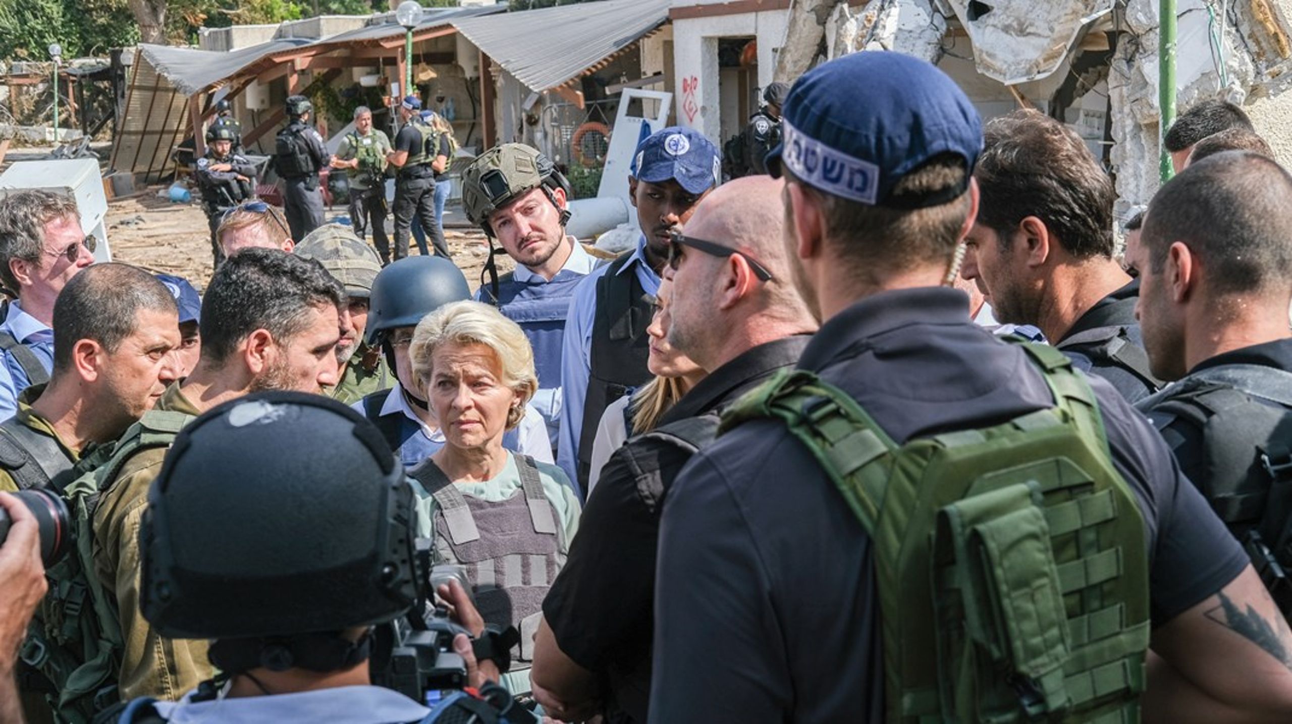 Under sit besøg i Israel sidste fredag mødte Ursula von der Leyen redningsarbejdere i Kfar Azza kibbutzen nær ved Gaza, hvor over 100 israelske civile blev myrdet af palæstinensiske terrorister. Von der Leyen er efterfølgende blevet beskyldt for kun at tale Israels sag i krigen.