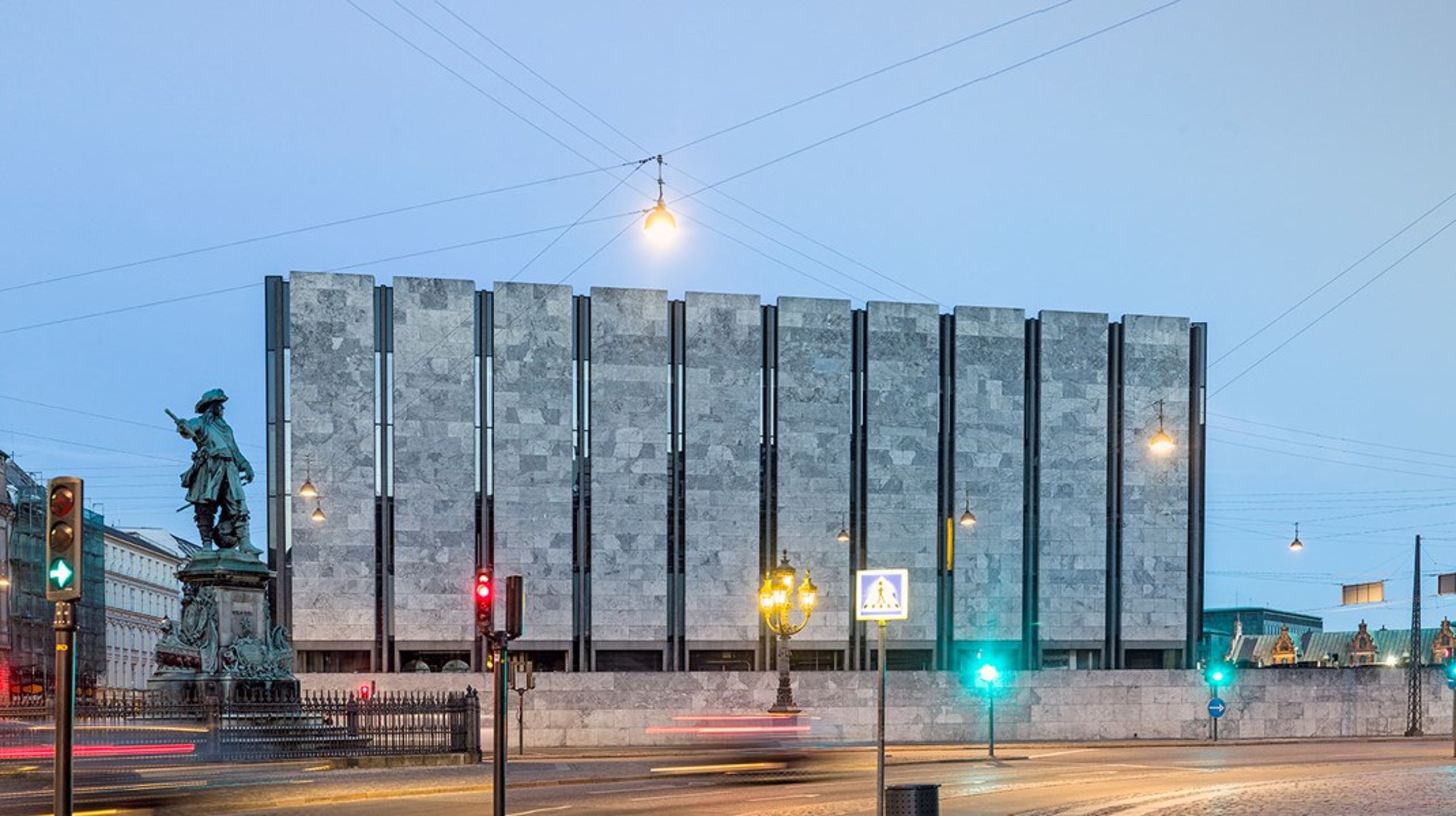 Nationalbankens hovedkvarter i København&nbsp;stod færdig i 1975 og er tegnet af Arne Jacobsen. Bygningen blev fredet i 2009.&nbsp;