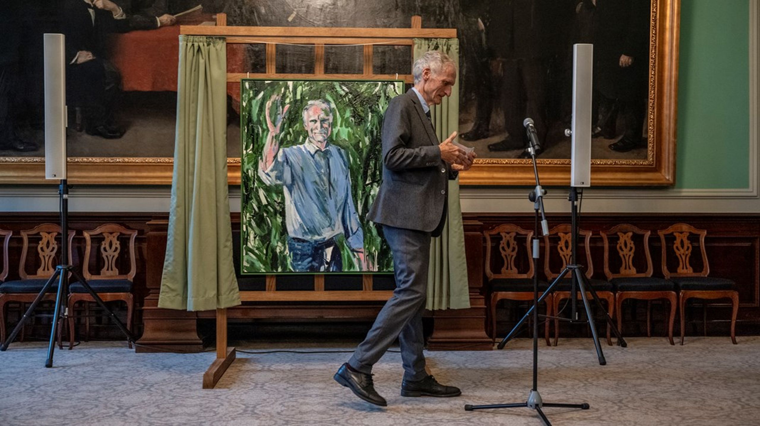 Bertel Haarder holder tale foran sit nye portræt onsdag eftermiddag i Samtaleværelset på Christiansborg.&nbsp;