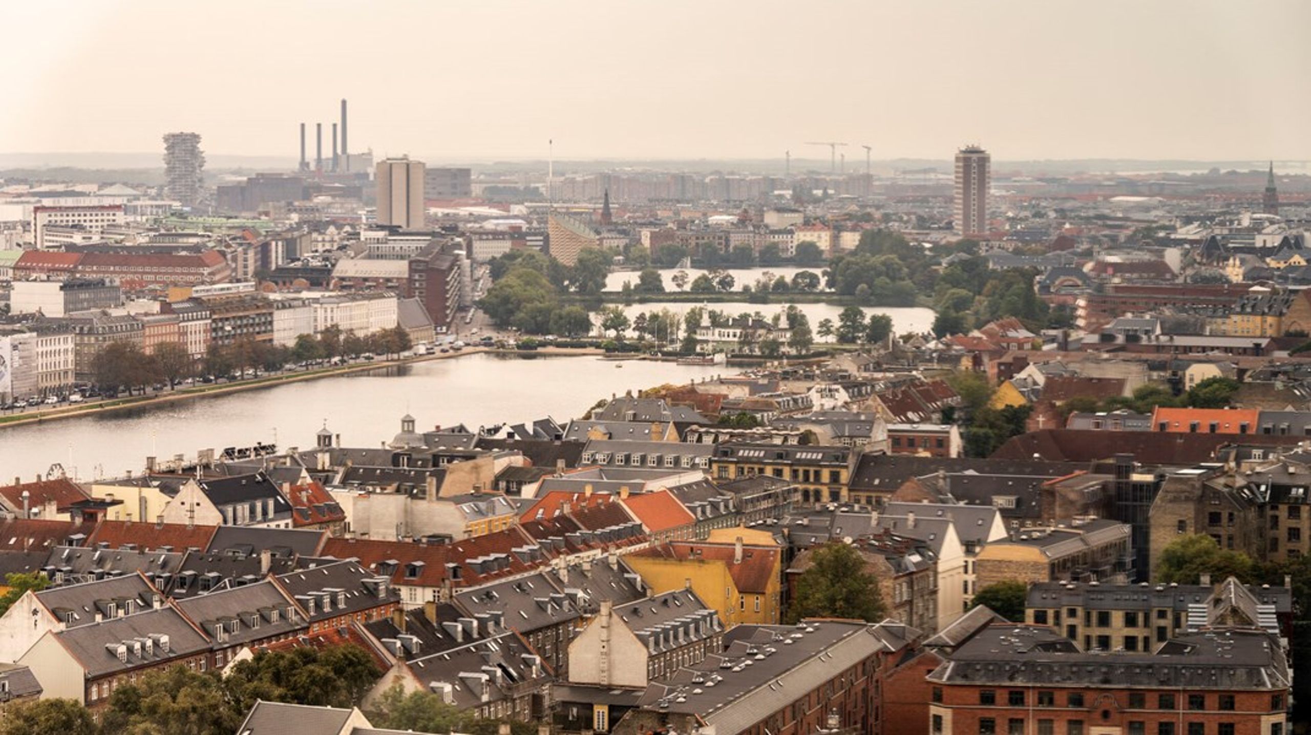Det kan blive rigtig dyrt, hvis hver enkelt bygning i Danmark skal leve op til energimærke E inden 2033, mener flere ejendomslobbyister.