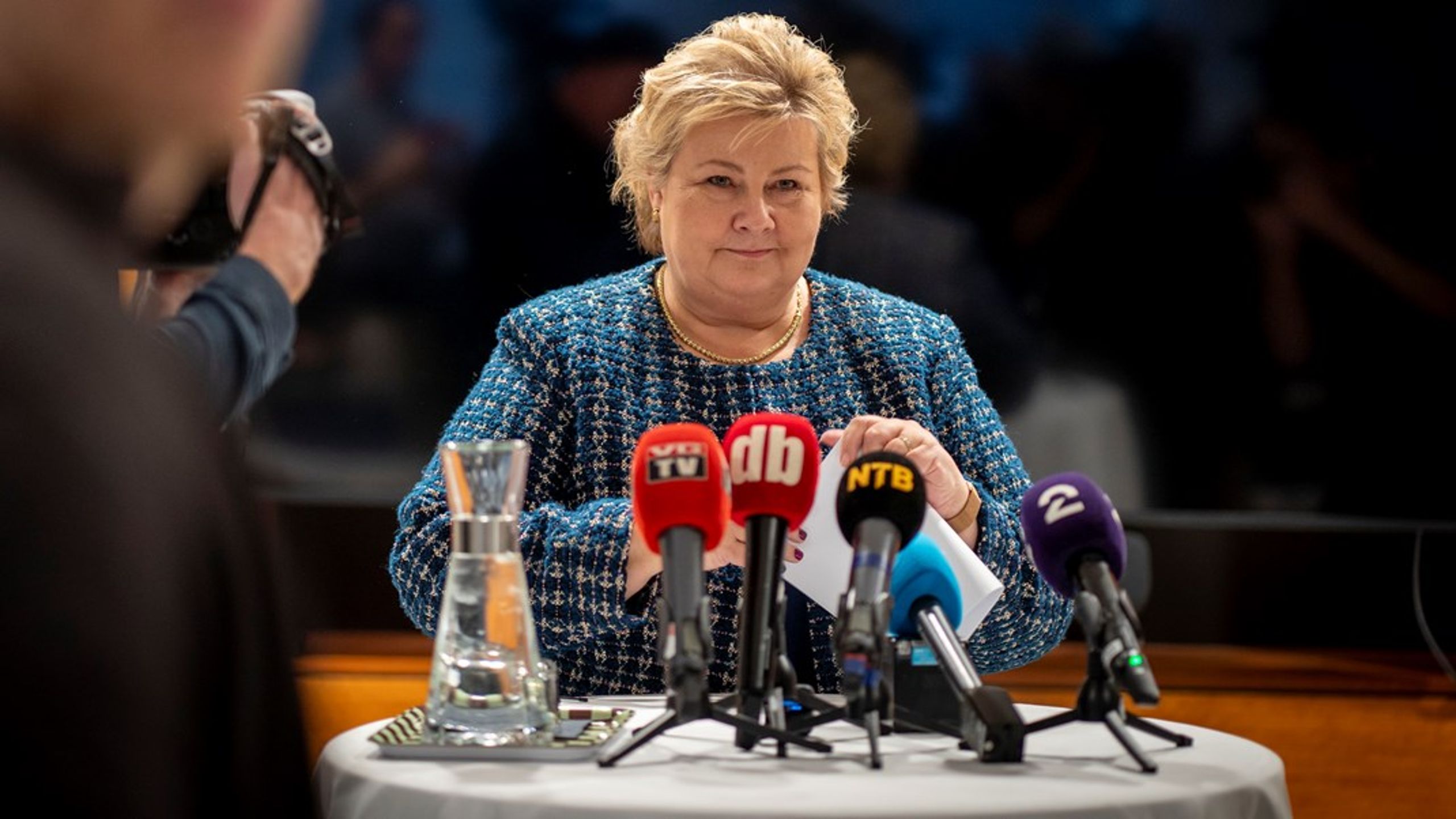 Den konservative norske partileder Erna Solberg til pressemøde om Økokrimis beslutning om ikke at efterforske hende og hendes mand Sindre Finnes for insiderhandel.<br>