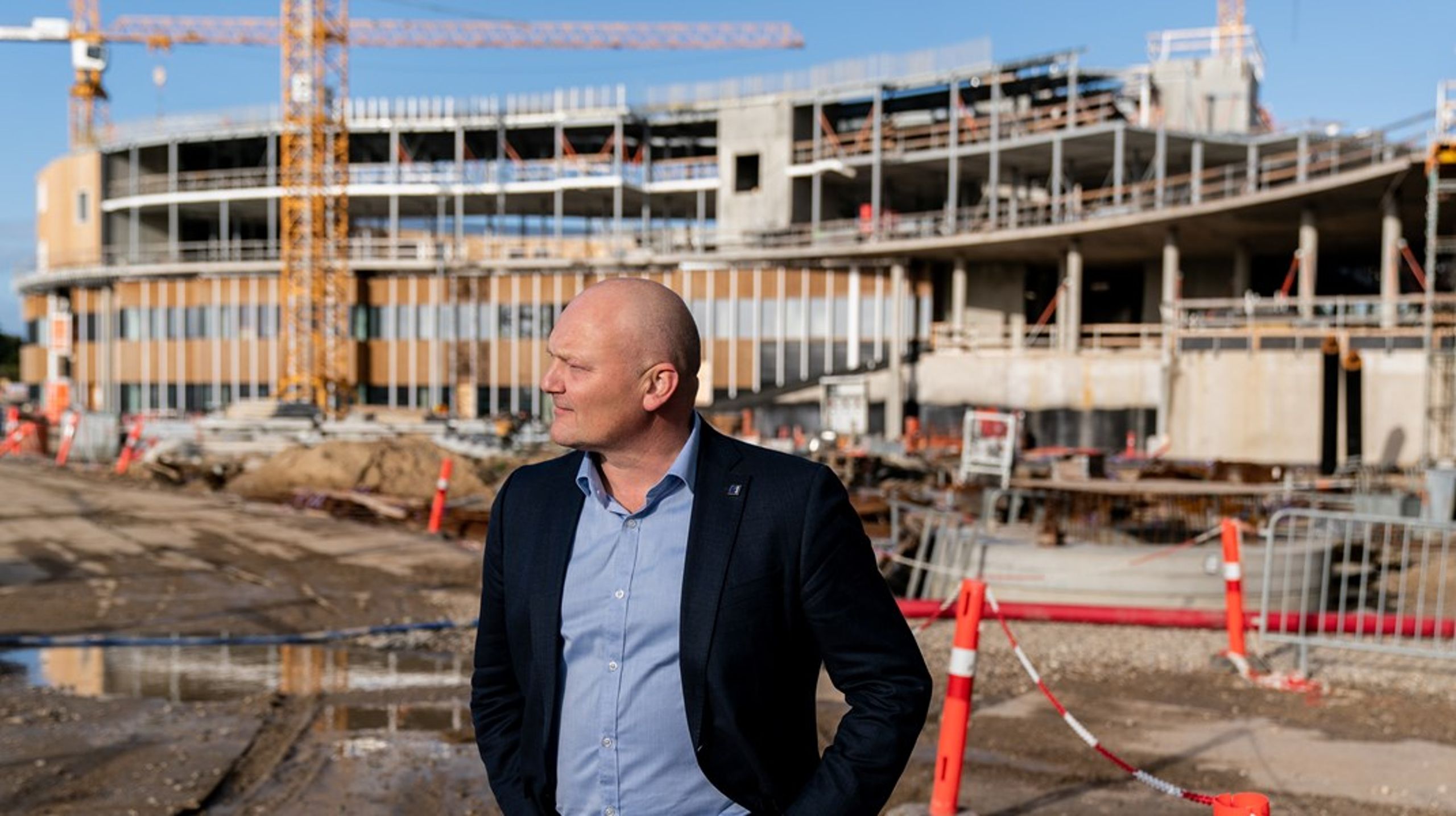 Regionsrådsformand Lars Gaardhøj (S) kunne i oktober 2022 deltage til grundstensceremonien for Nyt Hospital Nordsjælland. Byggeriet forventes at blive seks år forsinket.
