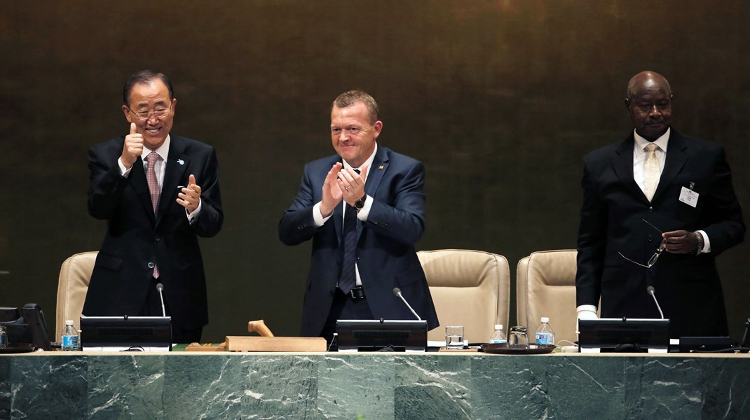 Da Danmark havde formandskabet ved FN's generalforsamling i 2015, tilfaldt det Lars Løkke Rasmussen som dansk statsminister at svinge hammeren, da de 17 verdensmål blev vedtaget. På billedet er han flankeret af daværende generalsekretær Ban Ki-moon og Ugandas præsident,&nbsp;Yoweri Museveni.&nbsp;