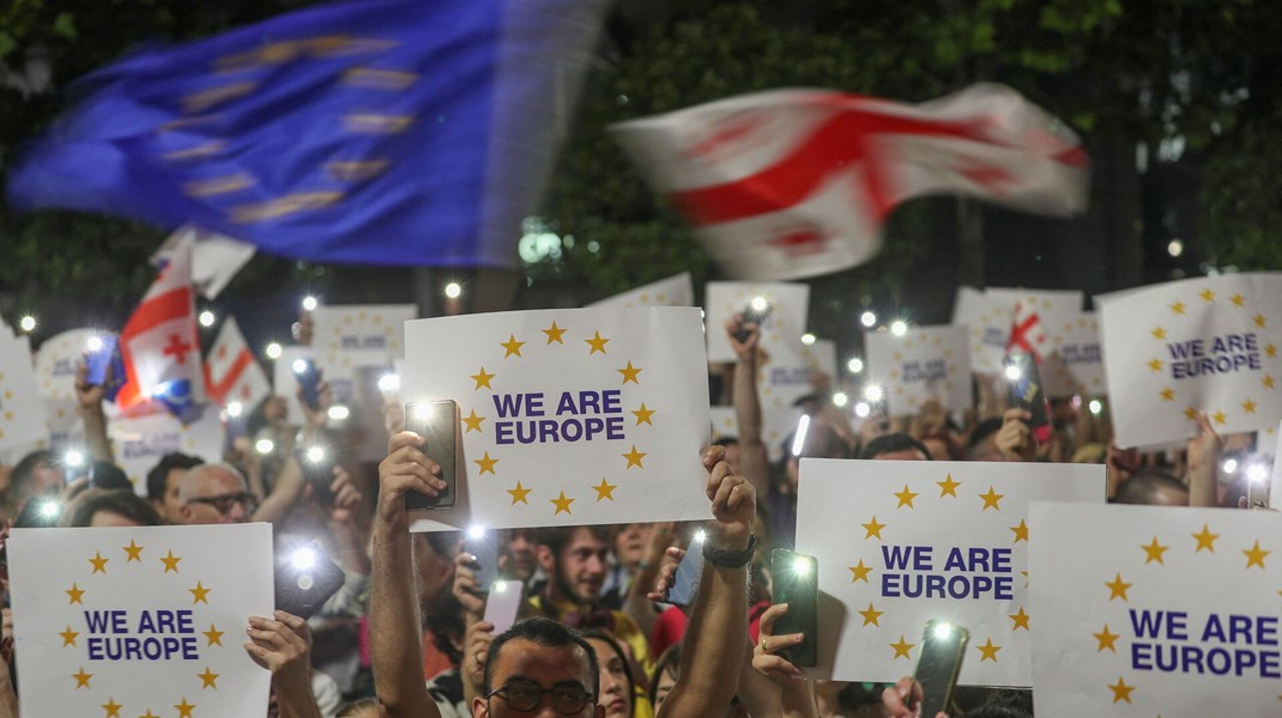 Mere end 100.000 georgiere var på gaden i hovedstaden Tbilisi i juni 2022 i en "March for Europe", da EU-Kommissionen anbefalede at udsætte Georgiens kandidatstatus, indtil det&nbsp;levede op til en række betingelser. Men under halvandet år senere får Georgien nu den tilkendegivelse fra Kommissionen, som et stort flertal af georginerne ønsker sig.