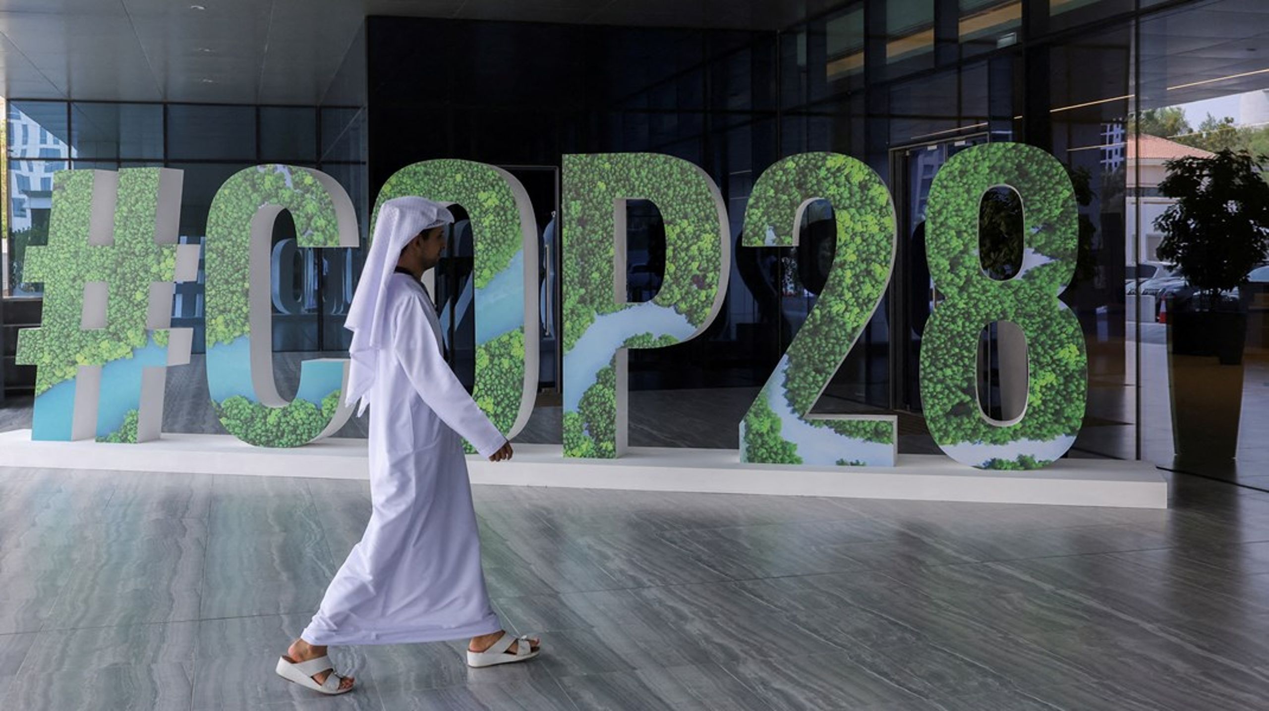 Når verdens lande 30. november mødes i de Forenede Arabiske Emirater til årets klimatopmøde, skal de forsøge at lande en aftale om fonden for tab og skader. Allerede nu ligger der en kompromistekst klar. Men det er ikke sikkert, den bliver vedtaget.&nbsp;<div></div>