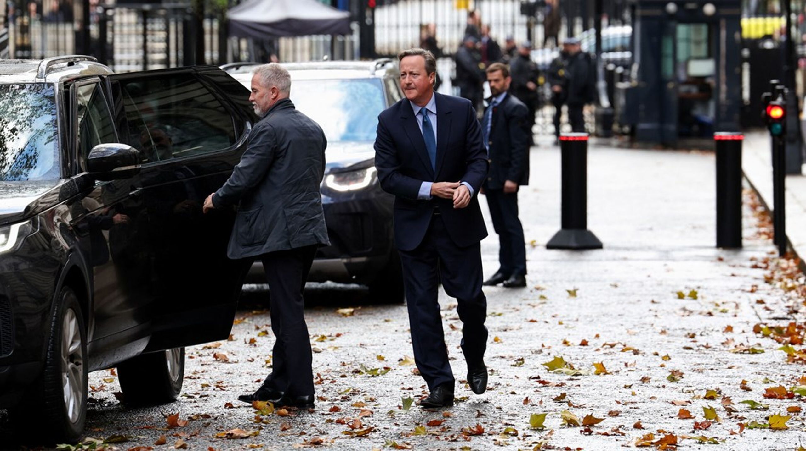 Forbløffelsen blandt britiske medier og politikere var stor, da tidligere premierminister David Cameron i mandags pludselig stod ud af en bil foran Downing Street 10.