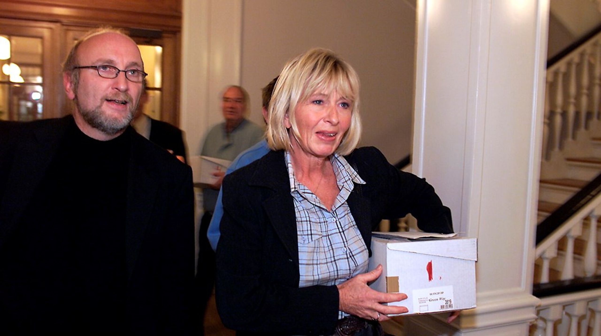 Tidligere partiformand for Centrum-Demokraterne Mimi Jakobsen, der her ses indlevere underskrifter til partiets opstilling til valget i 2005, har været stærkt kritisk overfor, at partiets navn blev genoplivet hos et nyt parti.