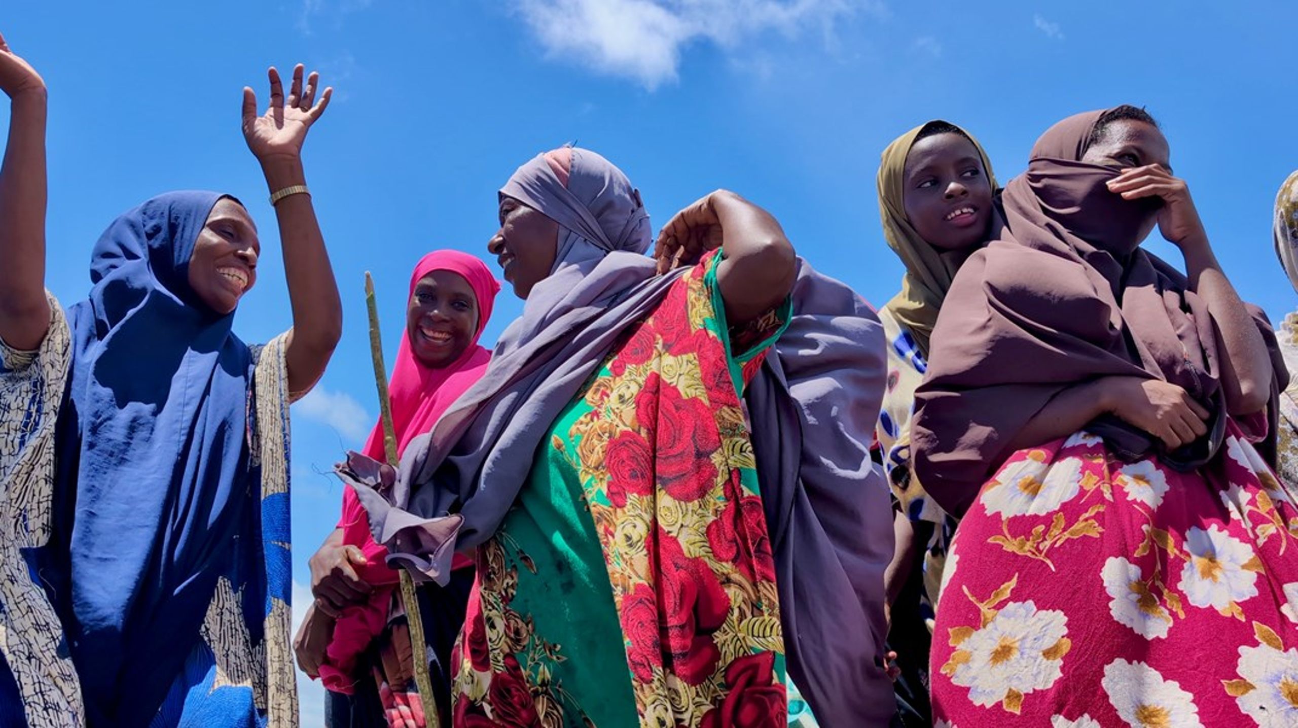 Kvinderne på en ø uden navn i Kenyas Lamu-region lever af at fiske efter blæksprutter i det koralrev, de selv restaurerer. Til venstre kalder Mama Octopus, Amina Ahmed, på de andre kvinder med en kampsang, fordi hun har fundet en blæksprutte i en koral.