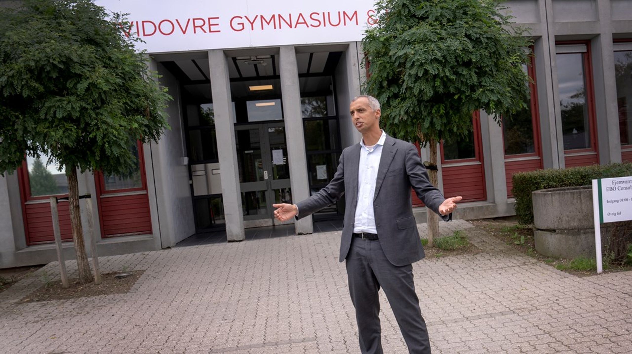 Mattias Tesfaye (S) foran Hvidovre Gymnasium og HF. Hvis Undervisningsministeriet nikker ja, vil bygningerne fremover rumme et stort gymnasium, der skal tiltrække unge fra hele Vestegnen.