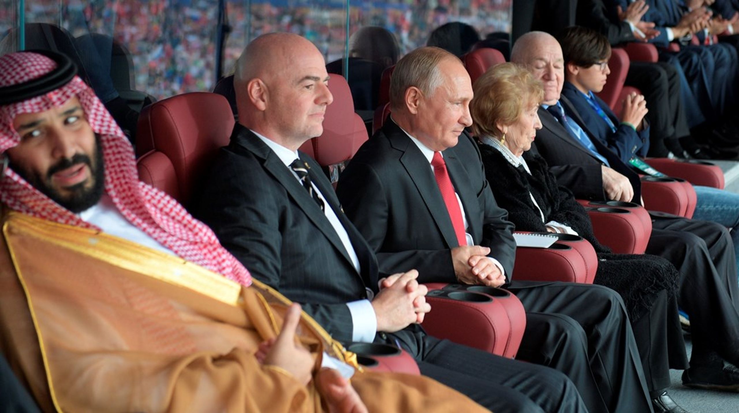 Mohammed bin Salman, FIFA-præsiden, Gianni Infantino, og Vladimir Putin i VIP-logen til VM i fodbold i Rusland 2018.