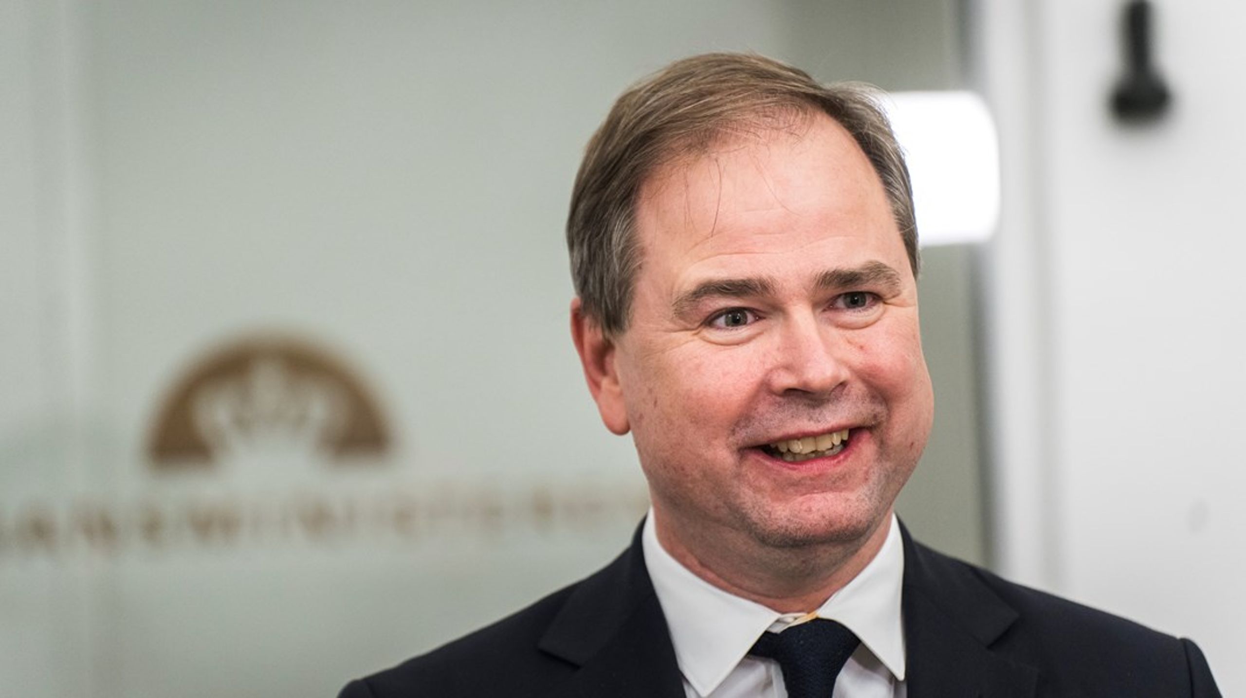Finansminister Nicolai Wammen har fået 11 ud af Folketingets 12 partier til at sætte blæk på aftalen bag finansloven for 2024.