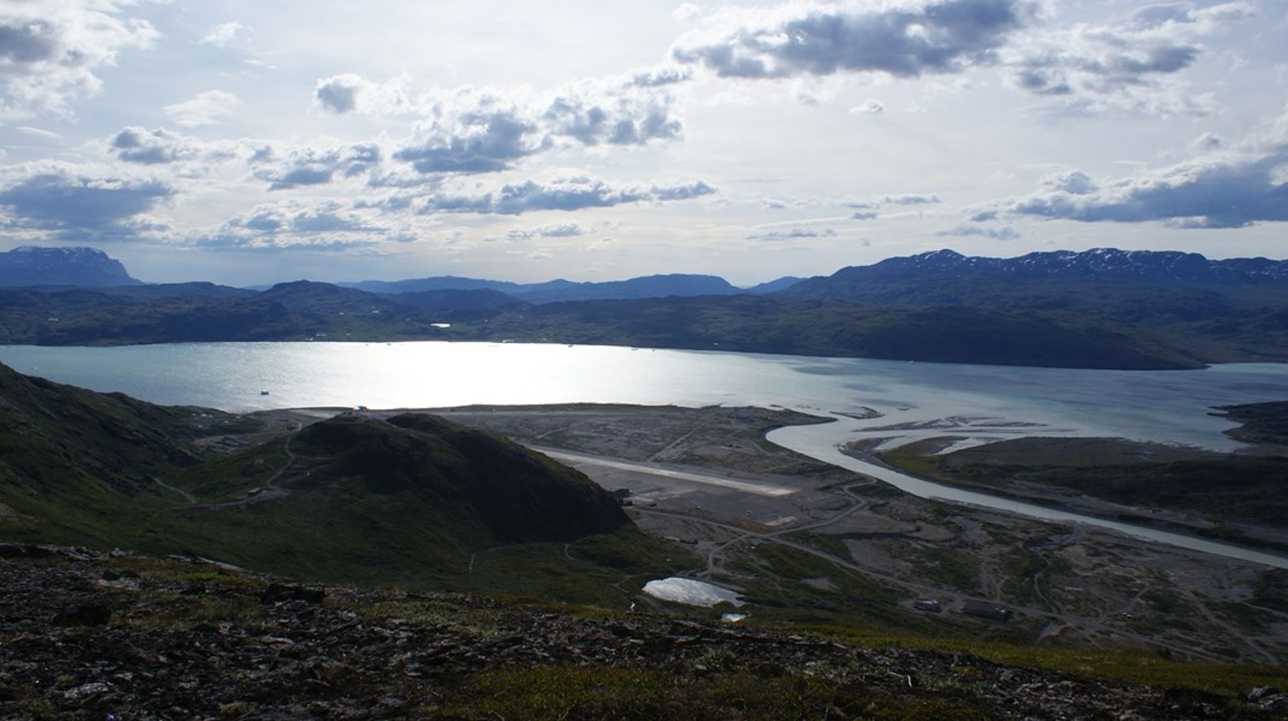 Kvanefjeld ligger omkring otte kilometer nordøst fra byen Narssaq i det sydlige Grønland.