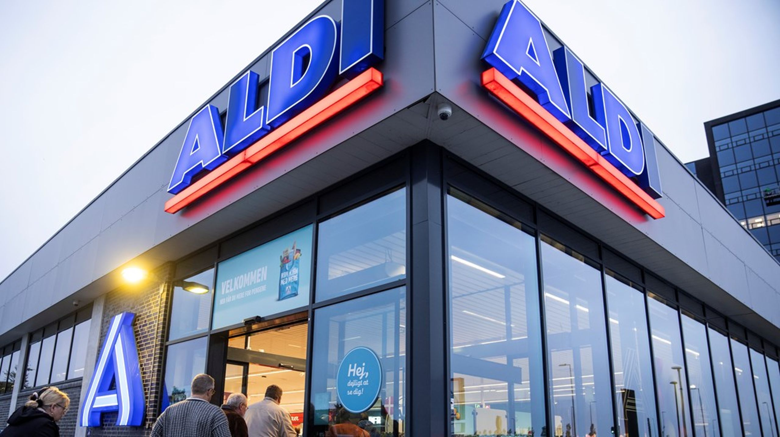 Salling Group overtager 13 Aldi-butikker og otte af Aldis butiksprojekter. Samtidig har Lidl fået nøglerne til fire tidligere Aldi-butikker.