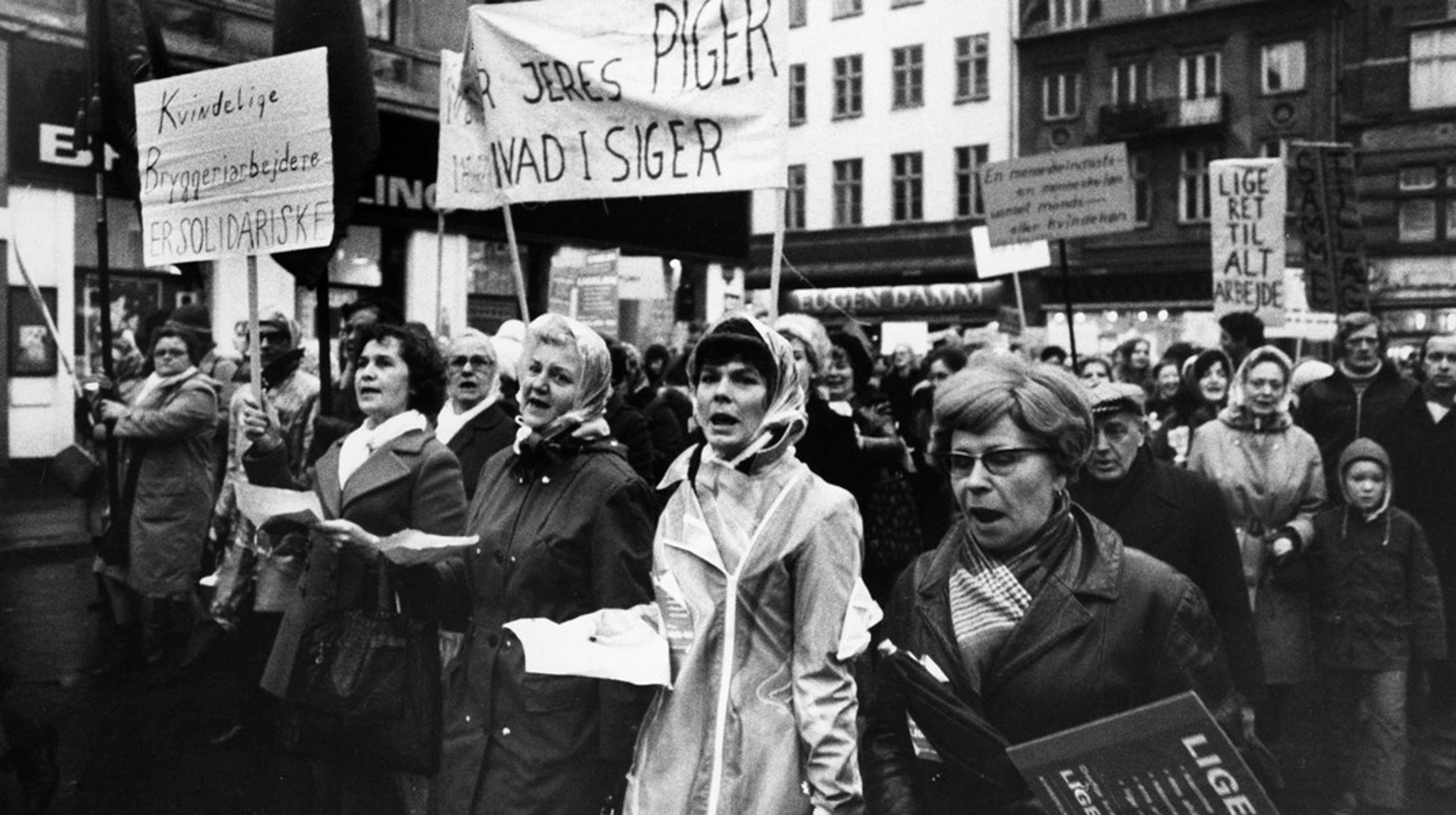 Tre år efter jordskredsvalget – i 1976 –&nbsp;blev ligelønsloven vedtaget i Danmark.