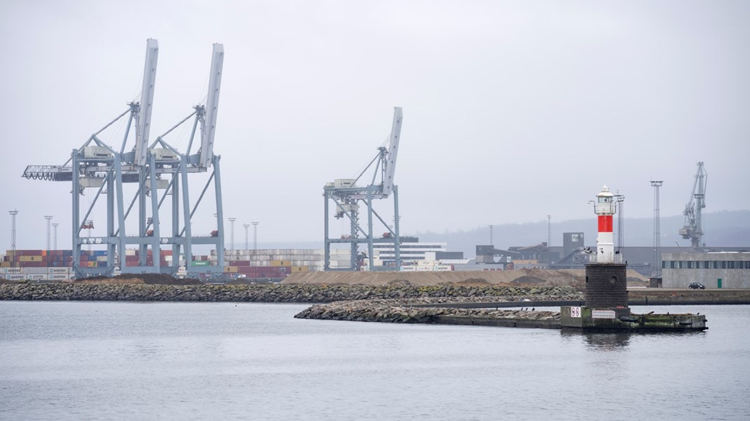 De danske havne kommer snart til at mangle plads. Det kalder på løsninger nu, for det tager tid at udvikle havnes infrastruktur, skriver Tine Kirk.